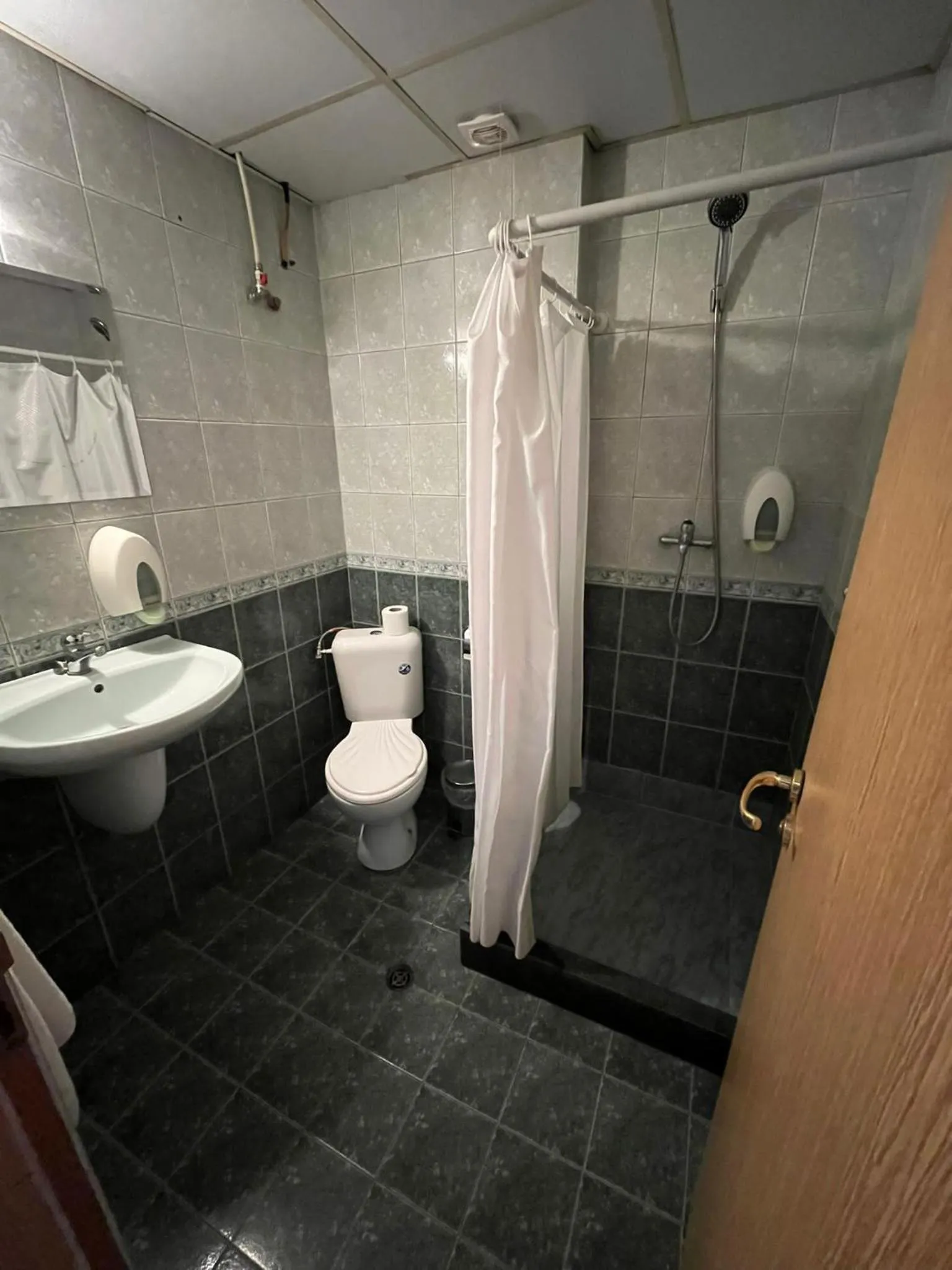 Shower in HOTEL KREDO