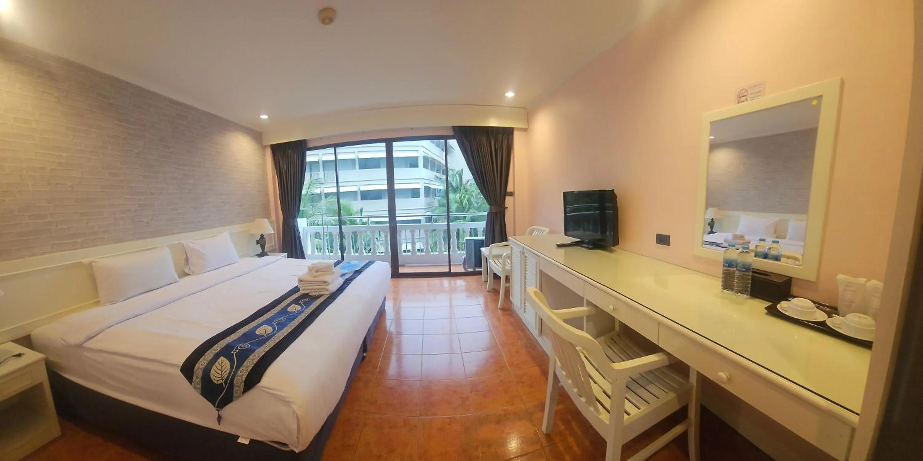 Photo of the whole room, Bed in Patong Central Residence & Apartment