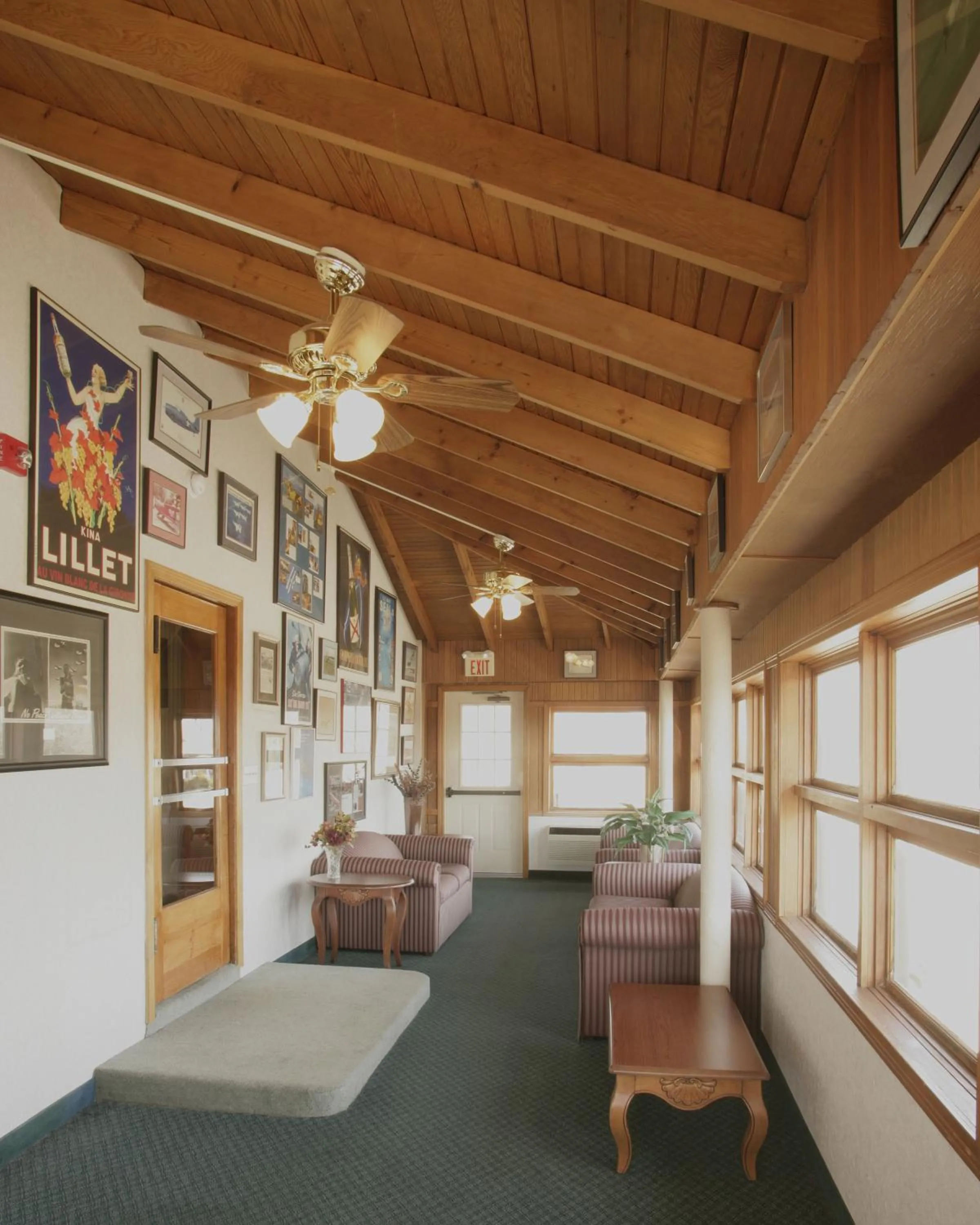 Communal lounge/ TV room in Beaumont Hotel