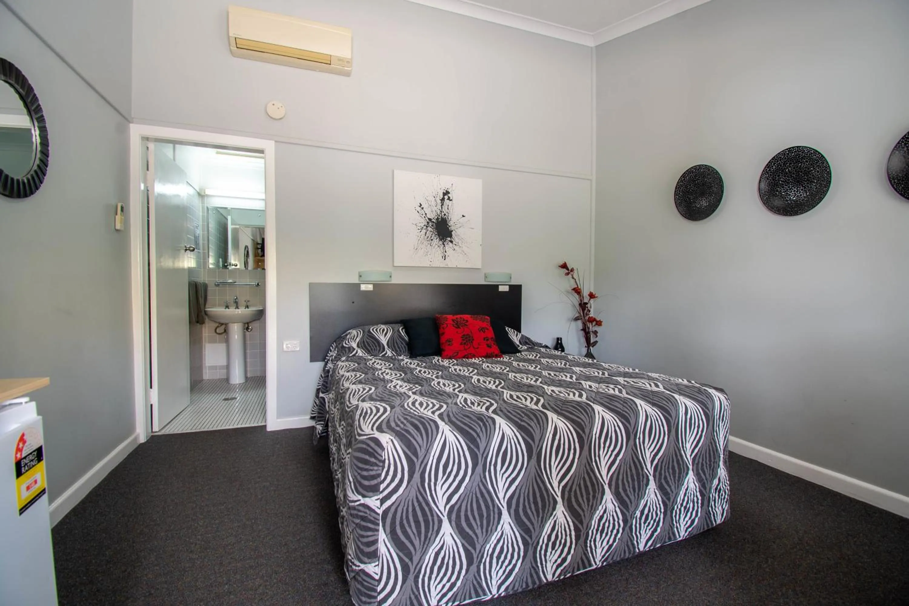 Bed in Gundagai Motel