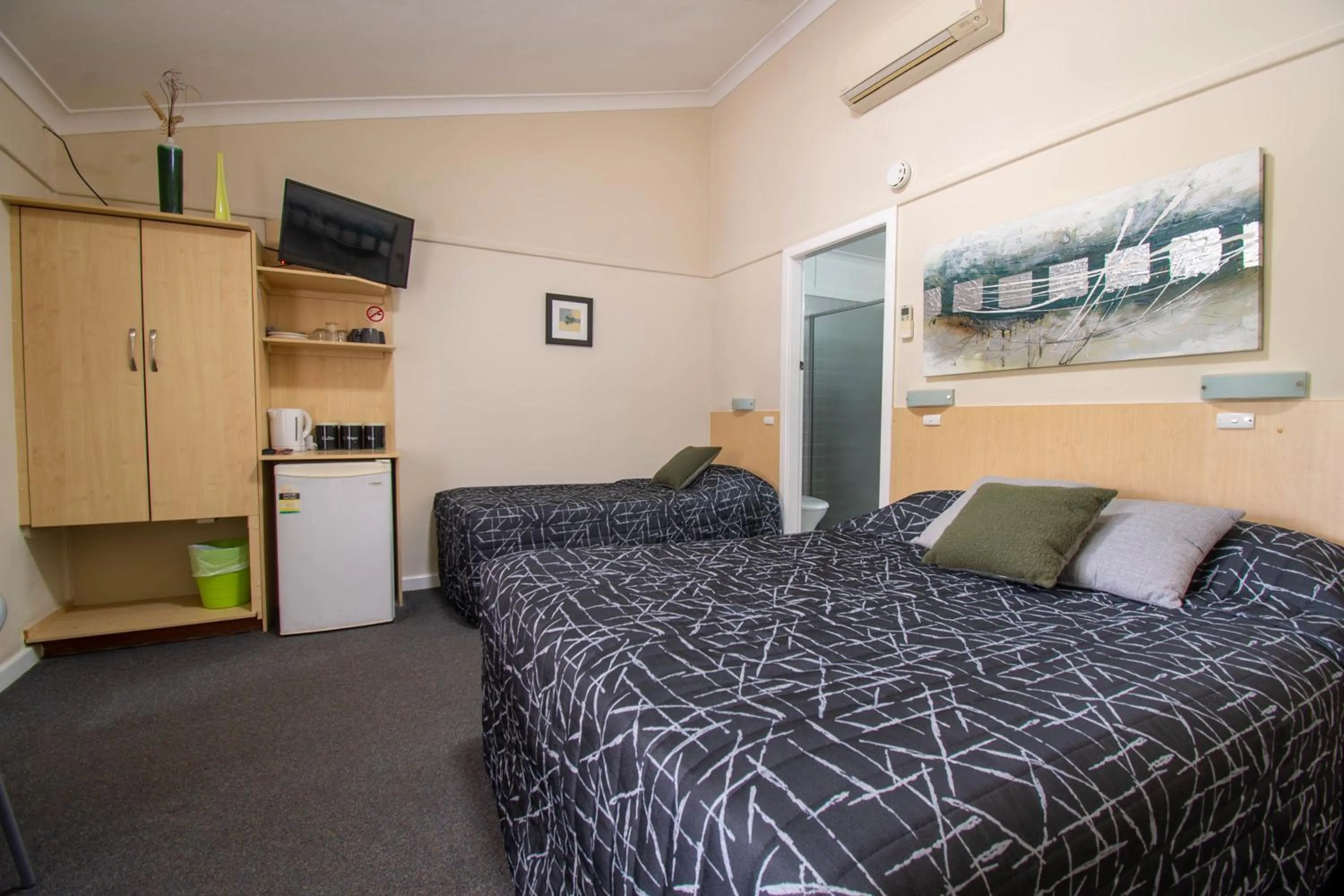 Photo of the whole room, Bed in Gundagai Motel