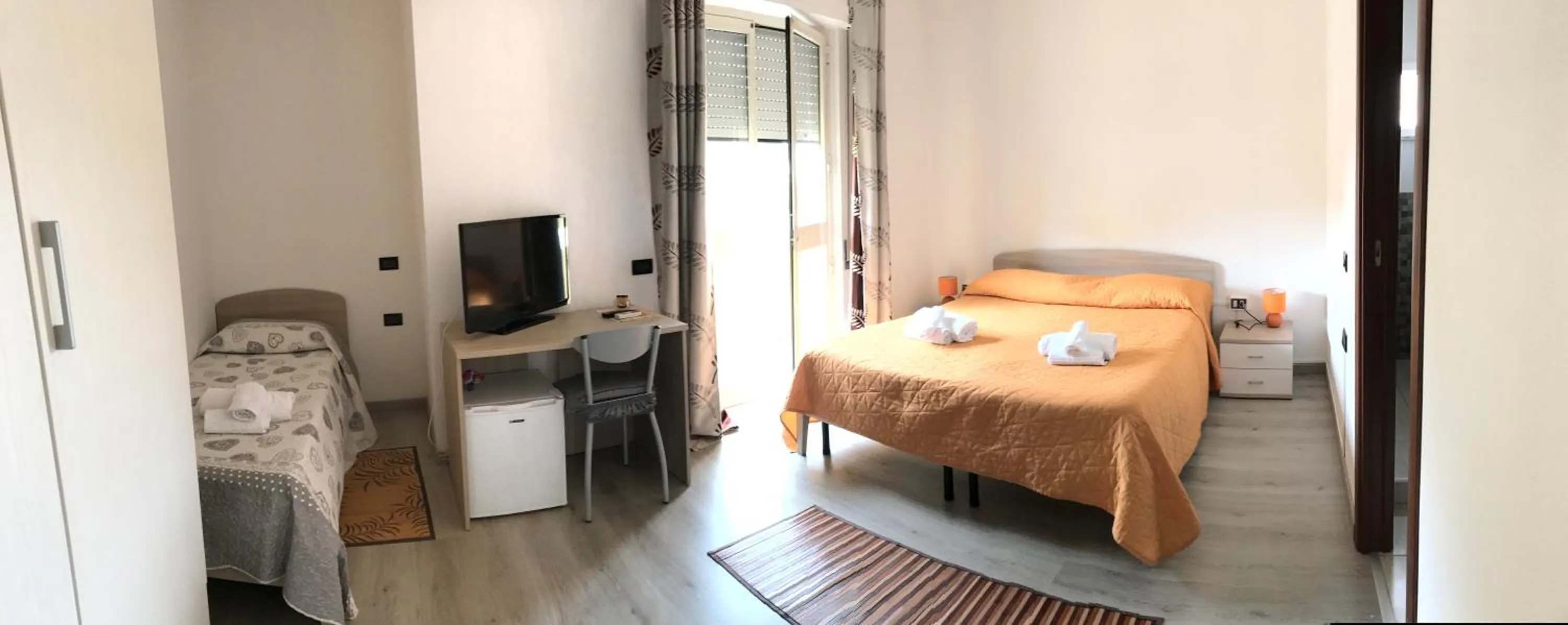 Photo of the whole room, Bed in Raxul Room