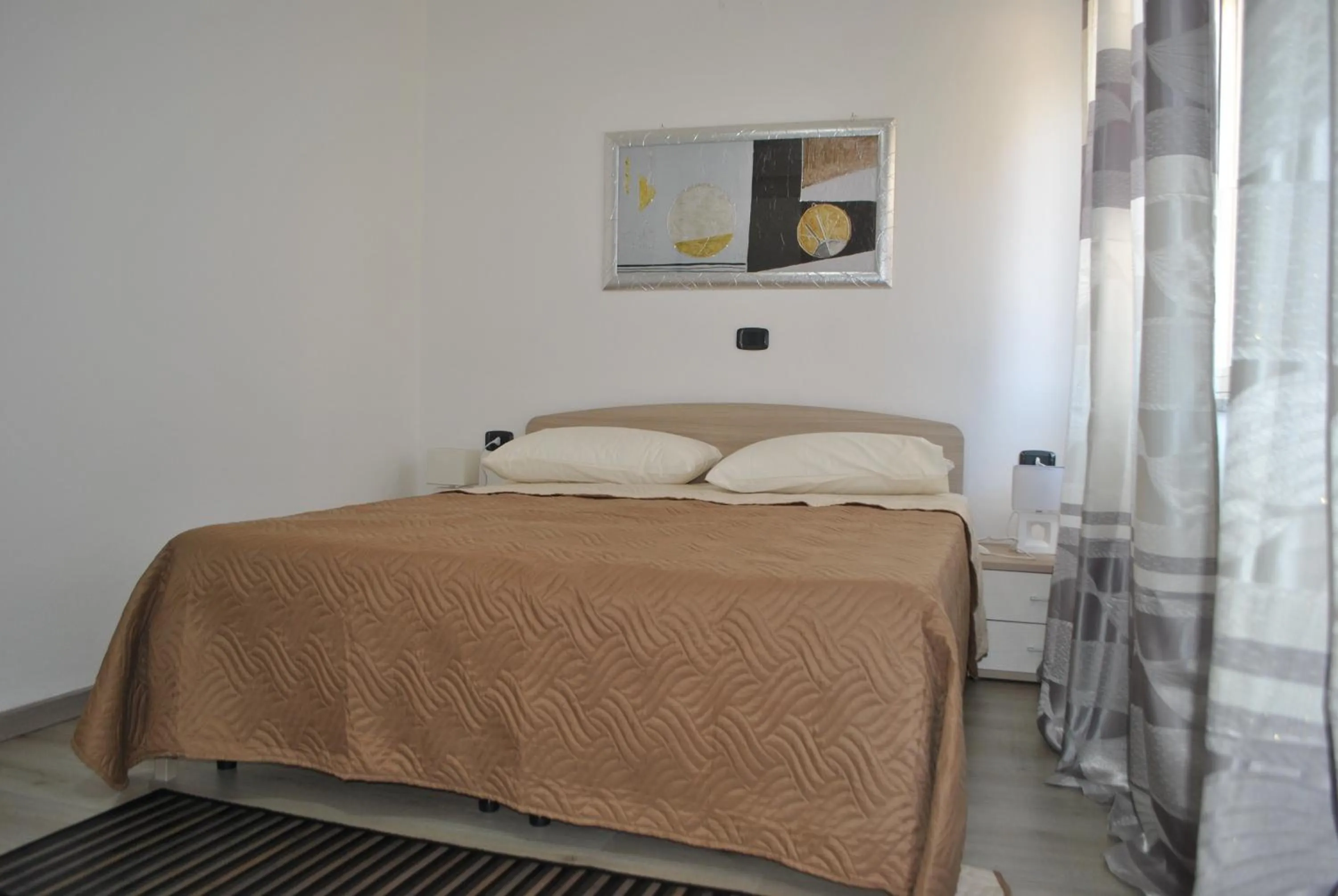 Photo of the whole room, Bed in Raxul Room