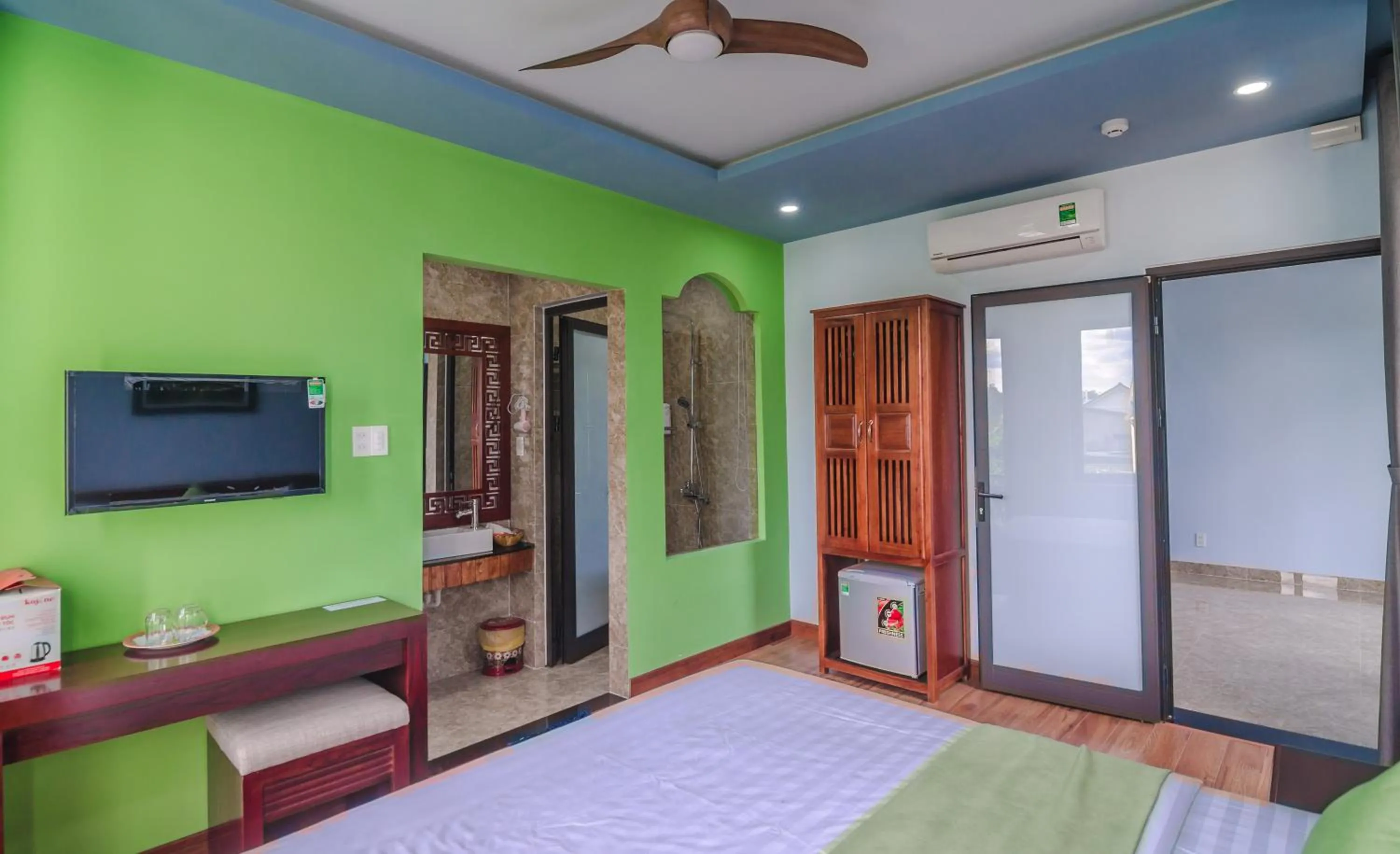 Bathroom, Bed in Tue Tam Garden Villa