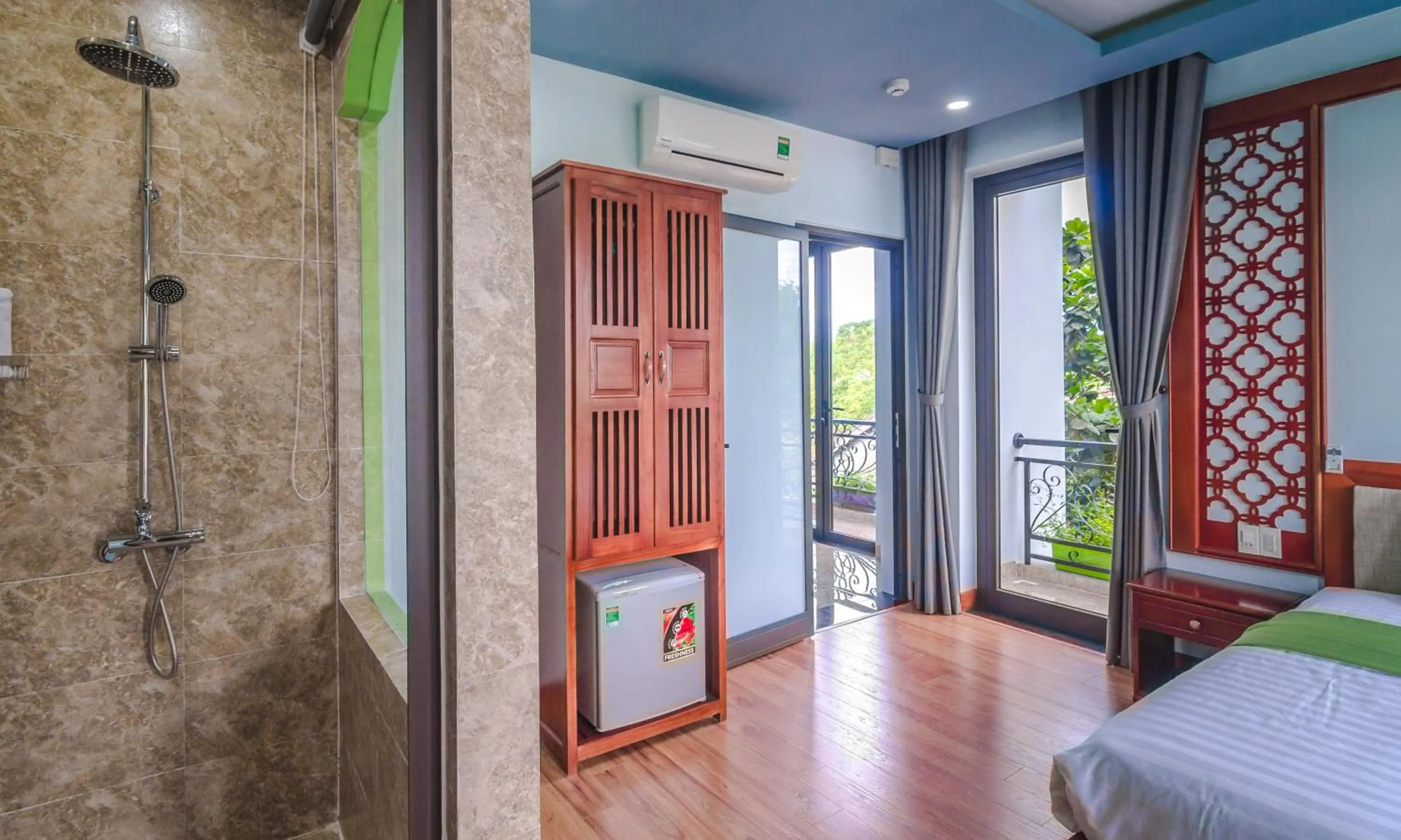 Bathroom, Bed in Tue Tam Garden Villa