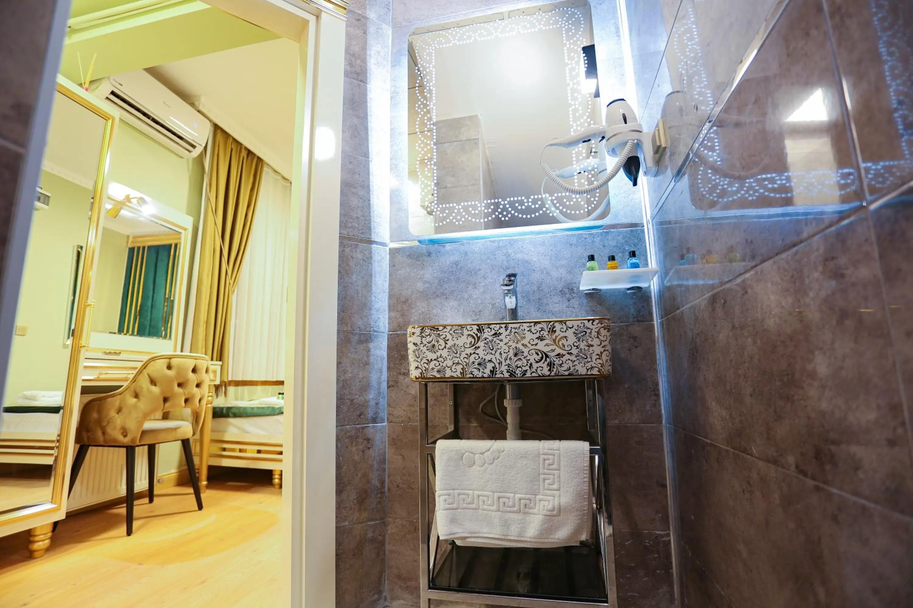 Shower in Whıte Moon Hotel Suites