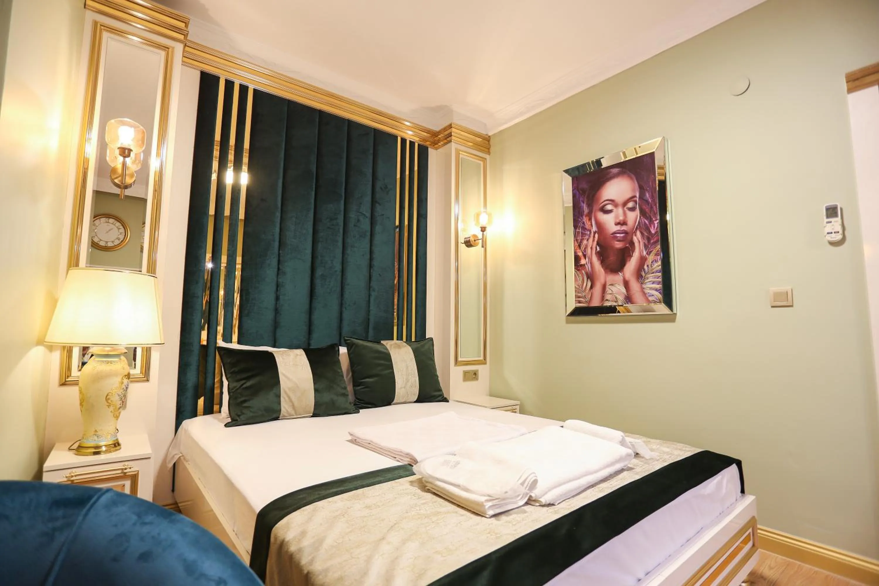 Bed in Whıte Moon Hotel Suites