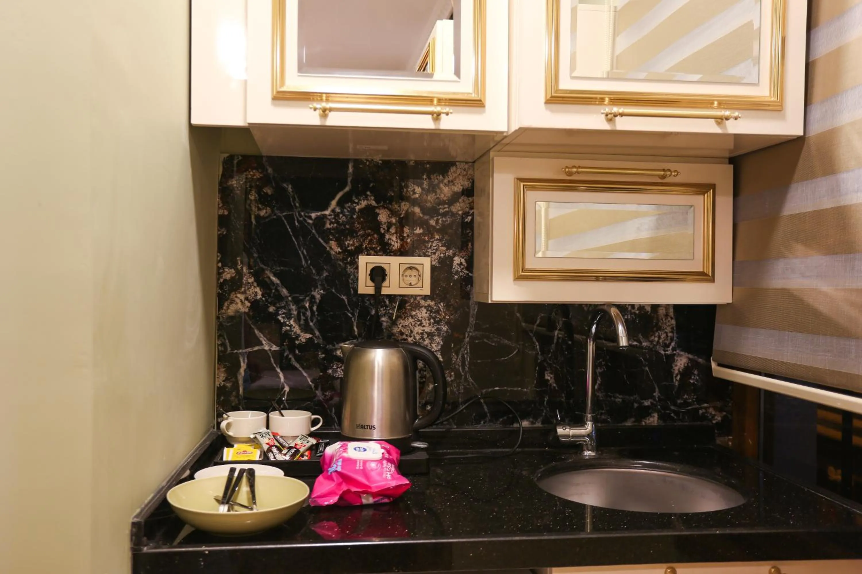 Coffee/tea facilities in Whıte Moon Hotel Suites