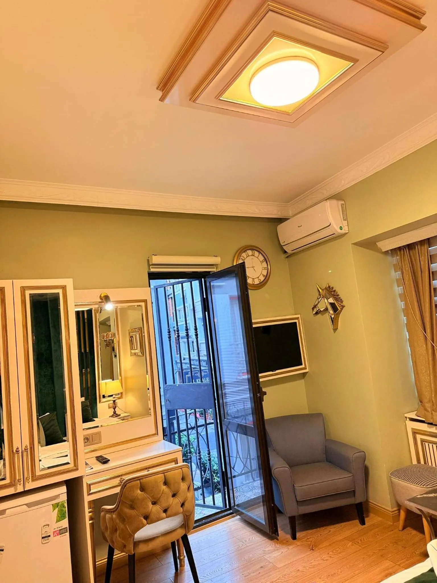 TV and multimedia in Whıte Moon Hotel Suites