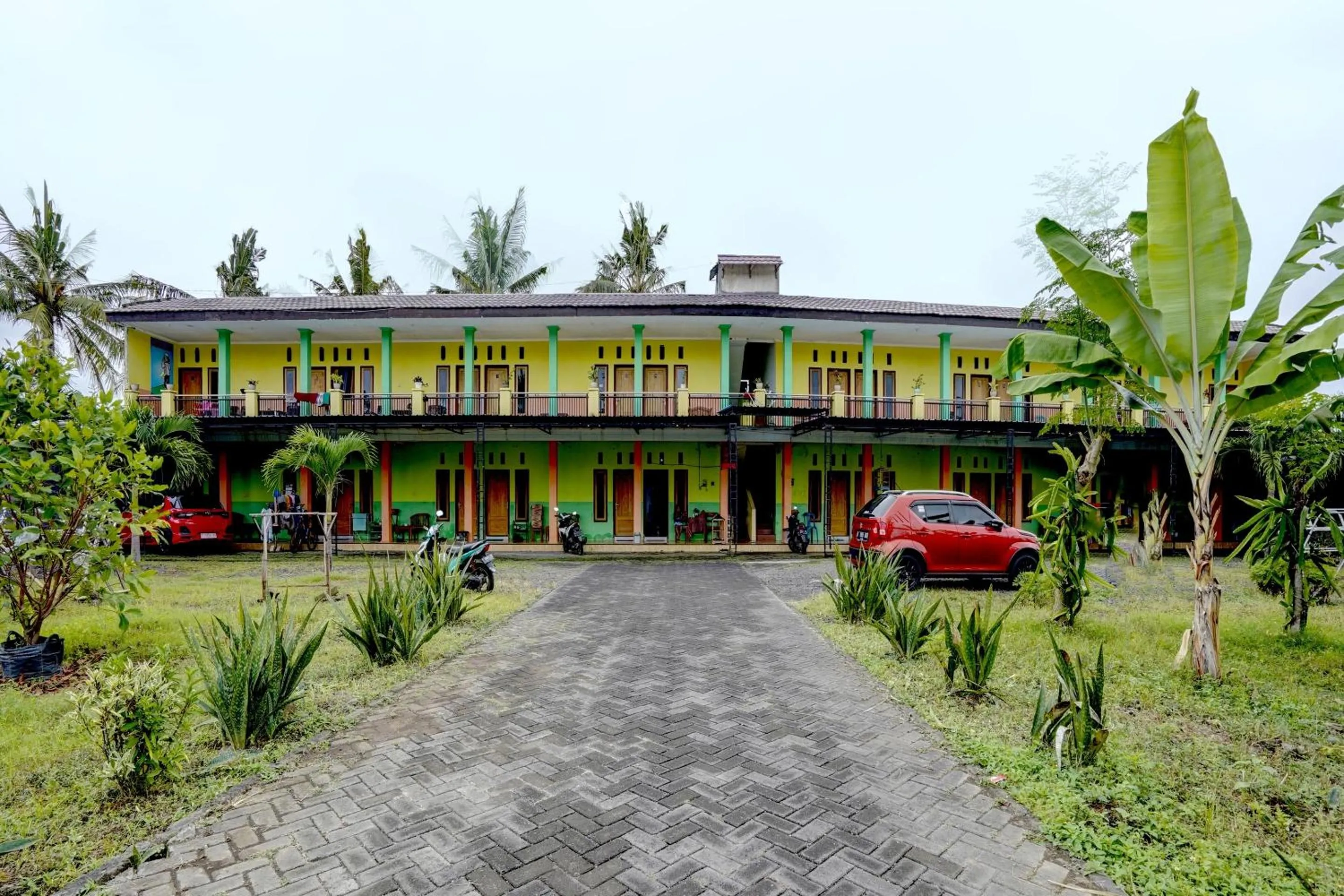 Facade/entrance in Hotel O Anisah Adil Homestay SyariahNearsmart Kampung Desa Pakistaji