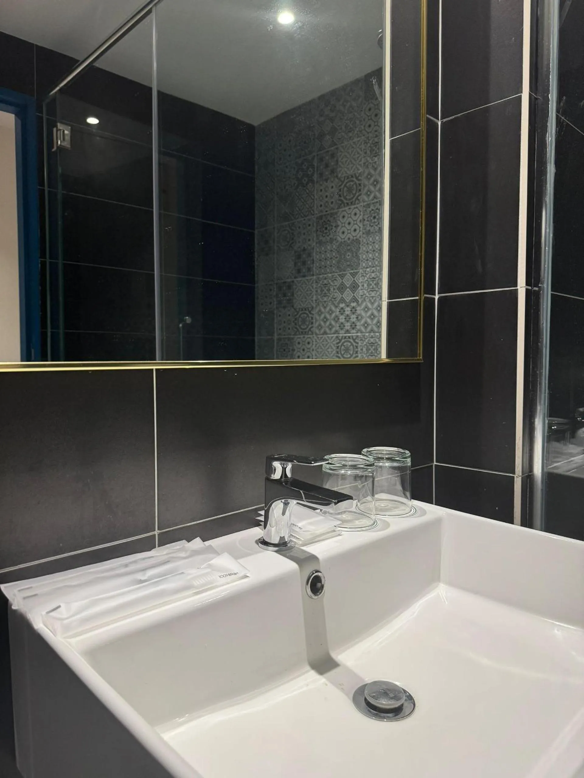 Toilet in Le'genda Hotel