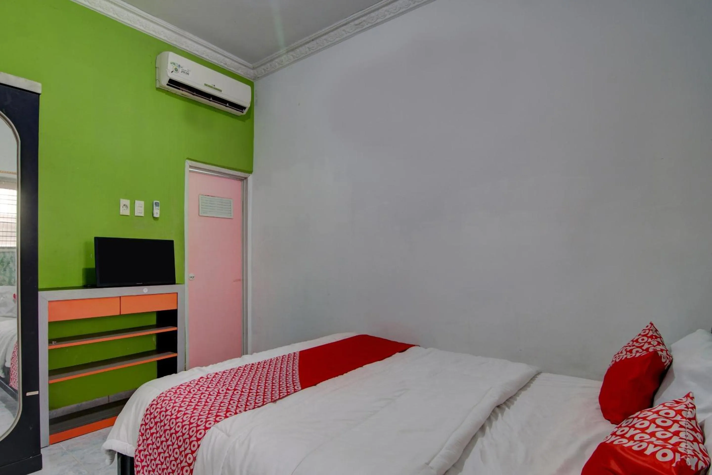 Bedroom, Bed in OYO 92833 Penginapan Syariah