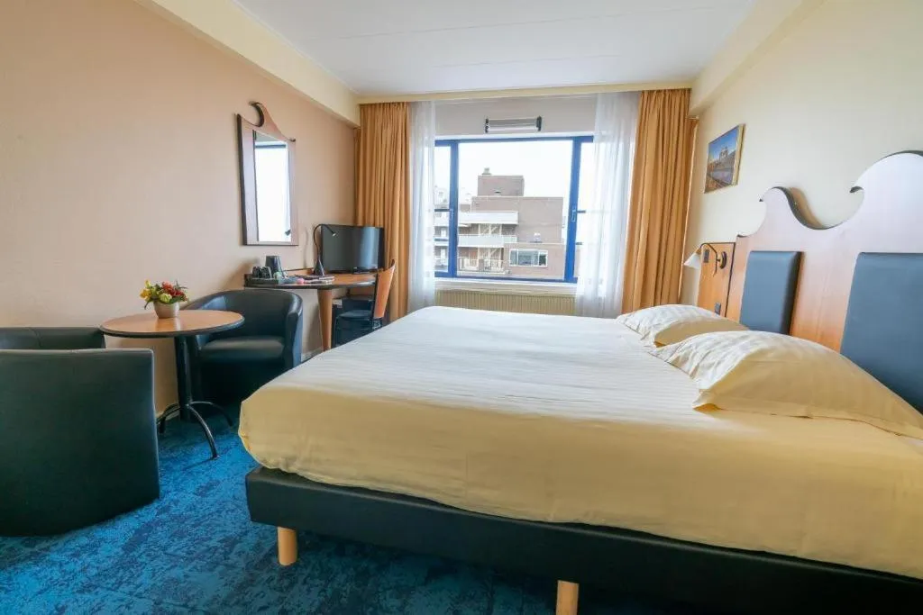 Photo of the whole room in Badhotel The Hague Scheveningen