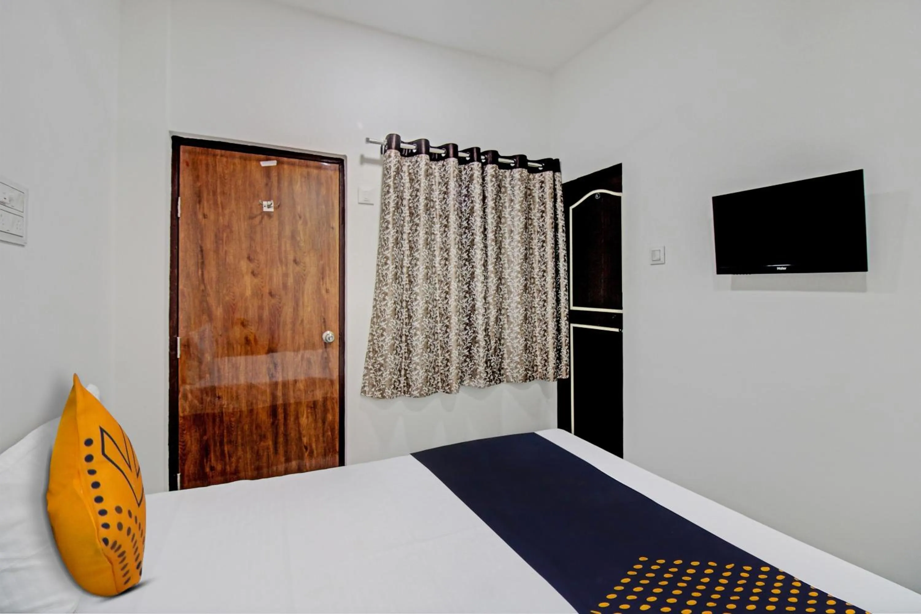 Bedroom, Bed in Spot On Tulsi Stay Inn