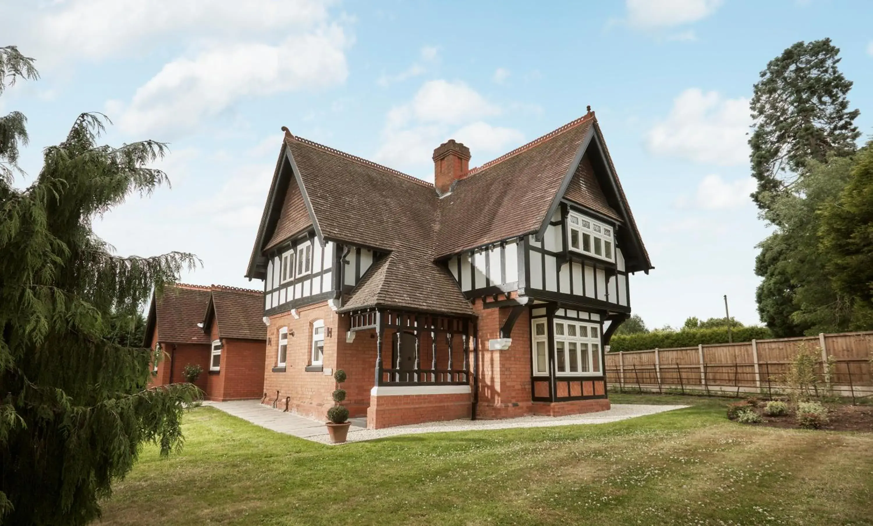 Three-Bedroom House in Brockencote Hall Three-Bedroom House in Brockencote Hall