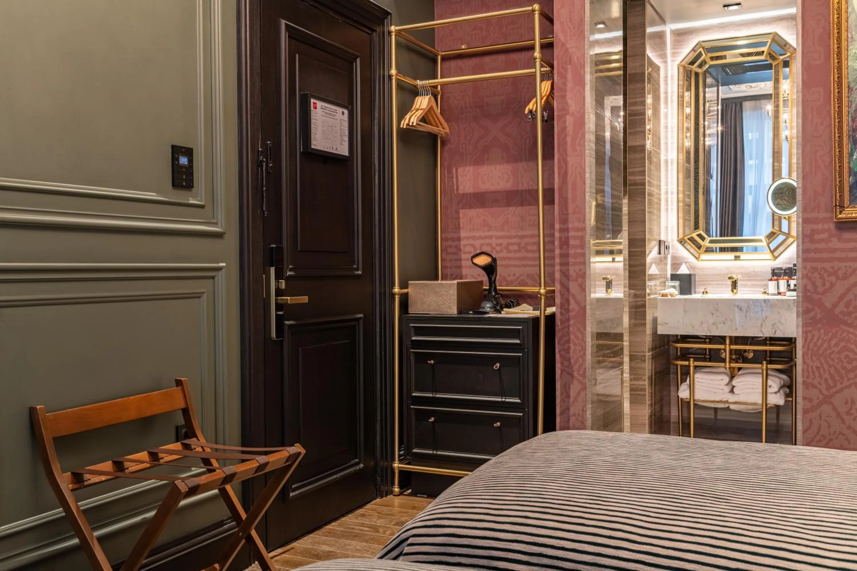 Bedroom, Bed in Orient Occident Hotel Istanbul, Autograph Collection