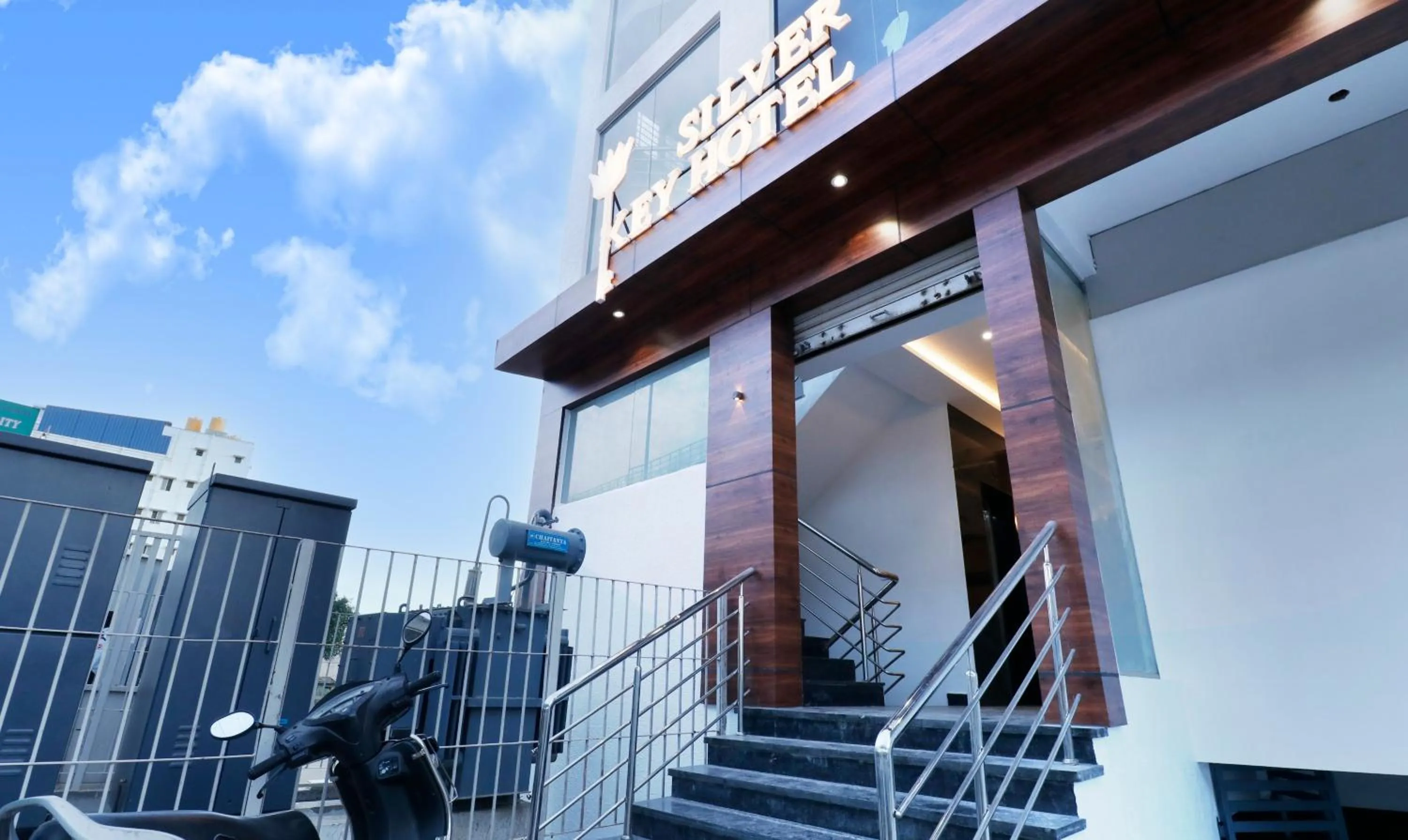 Property building in Itsy Hotels Silver Keys