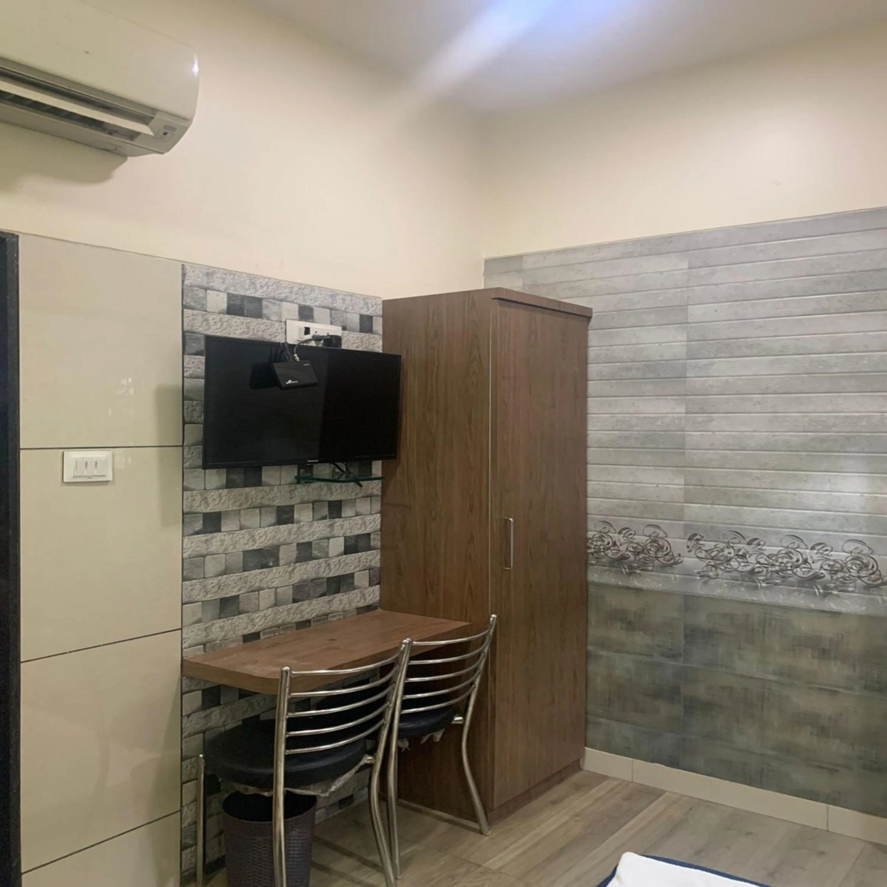 TV and multimedia in Hotel Royal Residency - Chembur