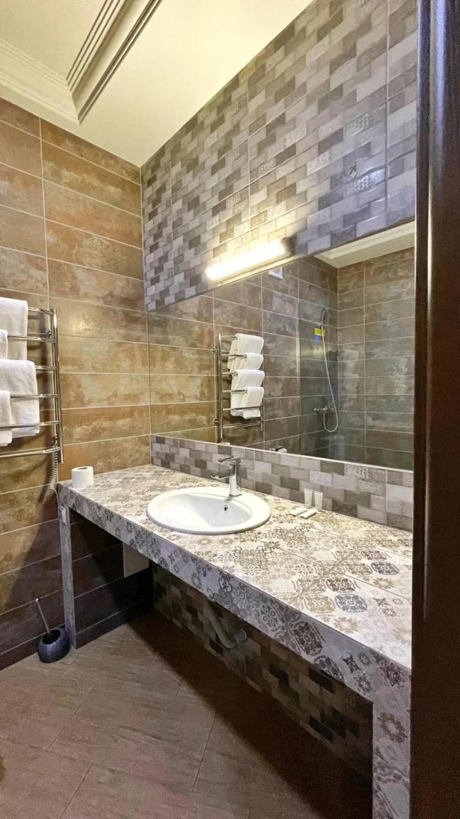 Shower in Pivdenna Brama