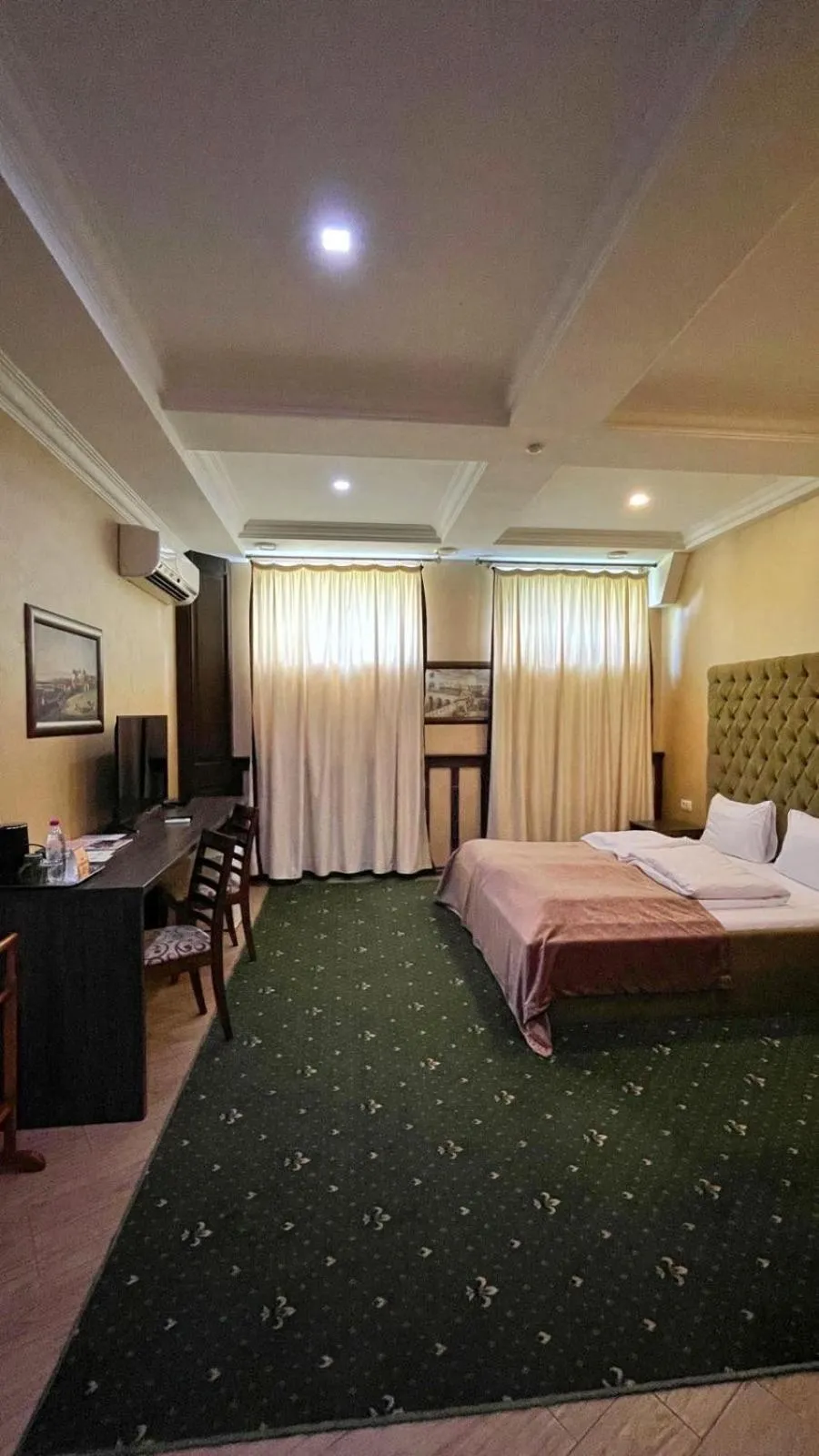 Bedroom, Bed in Pivdenna Brama