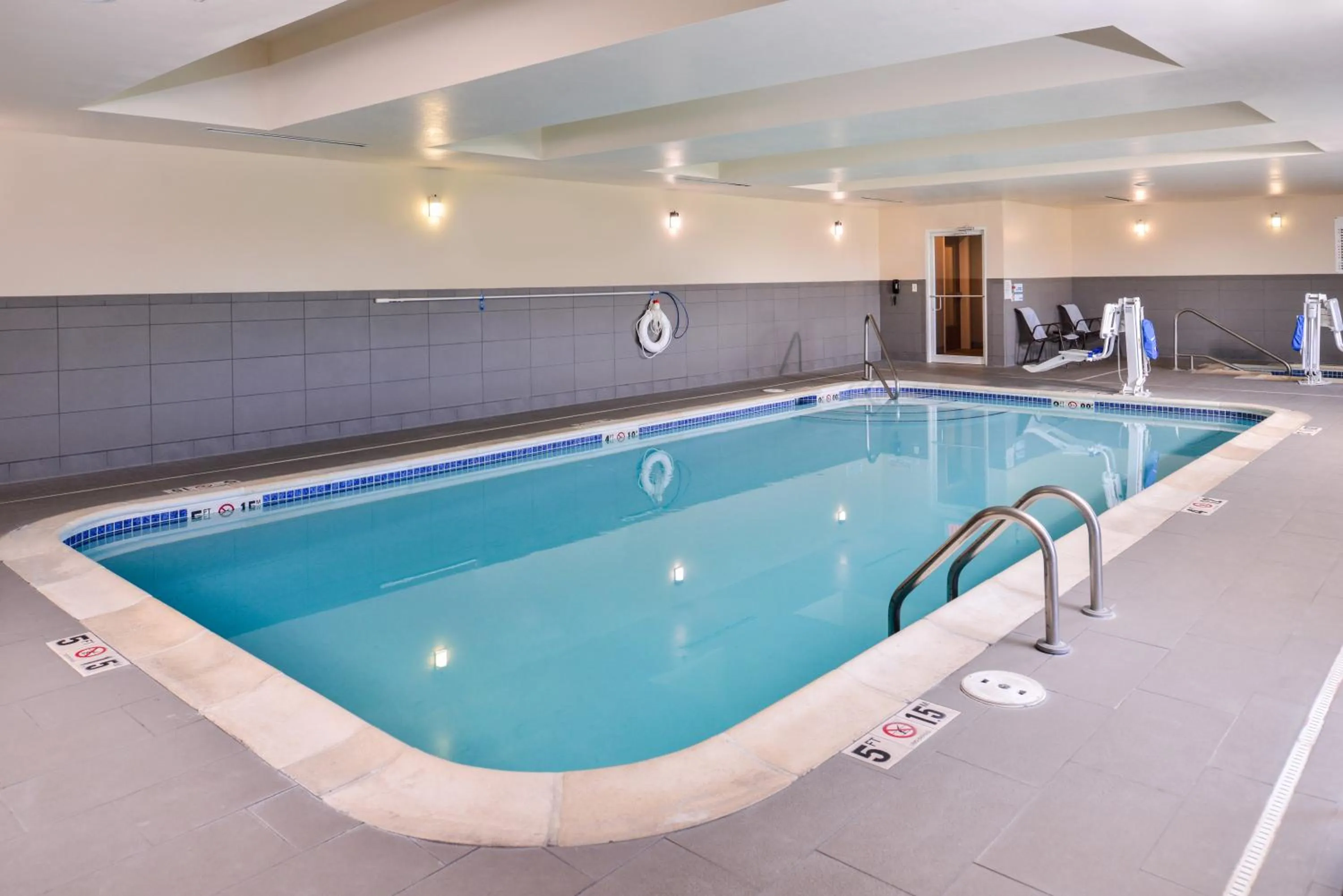 Swimming pool in Holiday Inn Express Hotel & Suites York by IHG