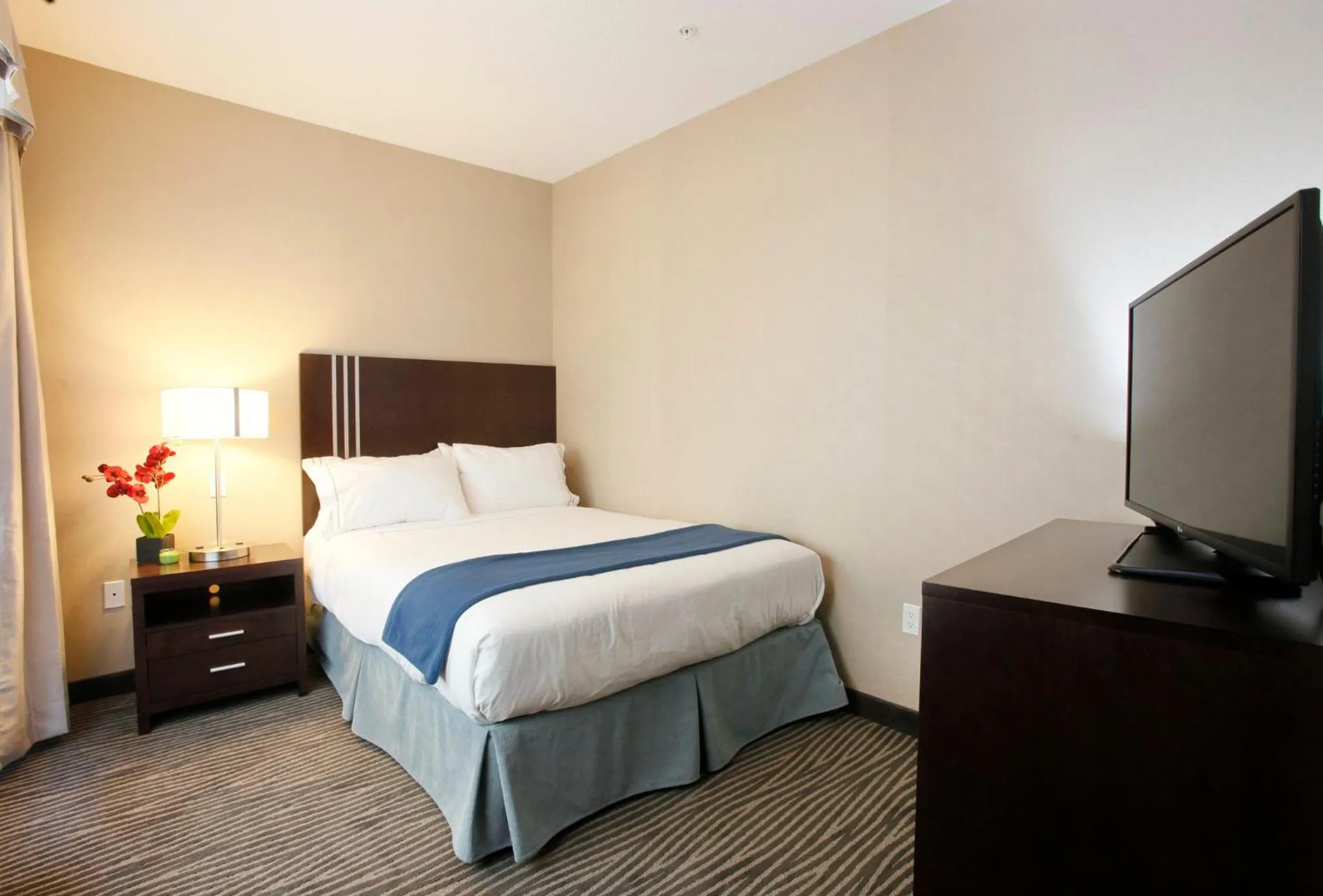 Photo of the whole room, Bed in Holiday Inn Express Fort St John by IHG