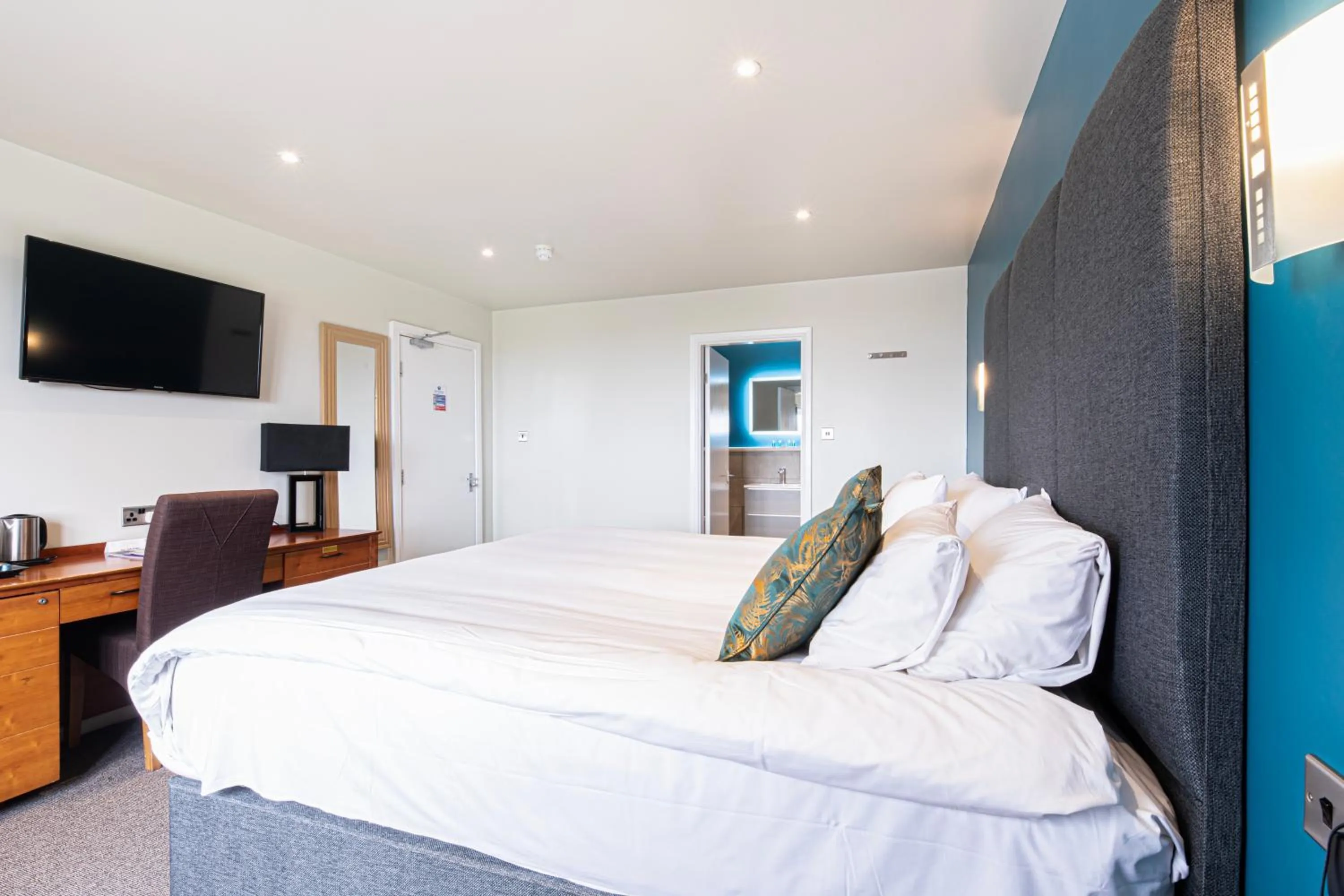 Bedroom, Bed in Springfield Hotel & Health Club