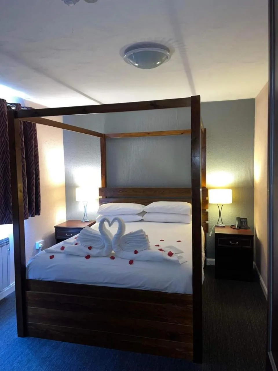 Bedroom, Bed in Springfield Hotel & Health Club