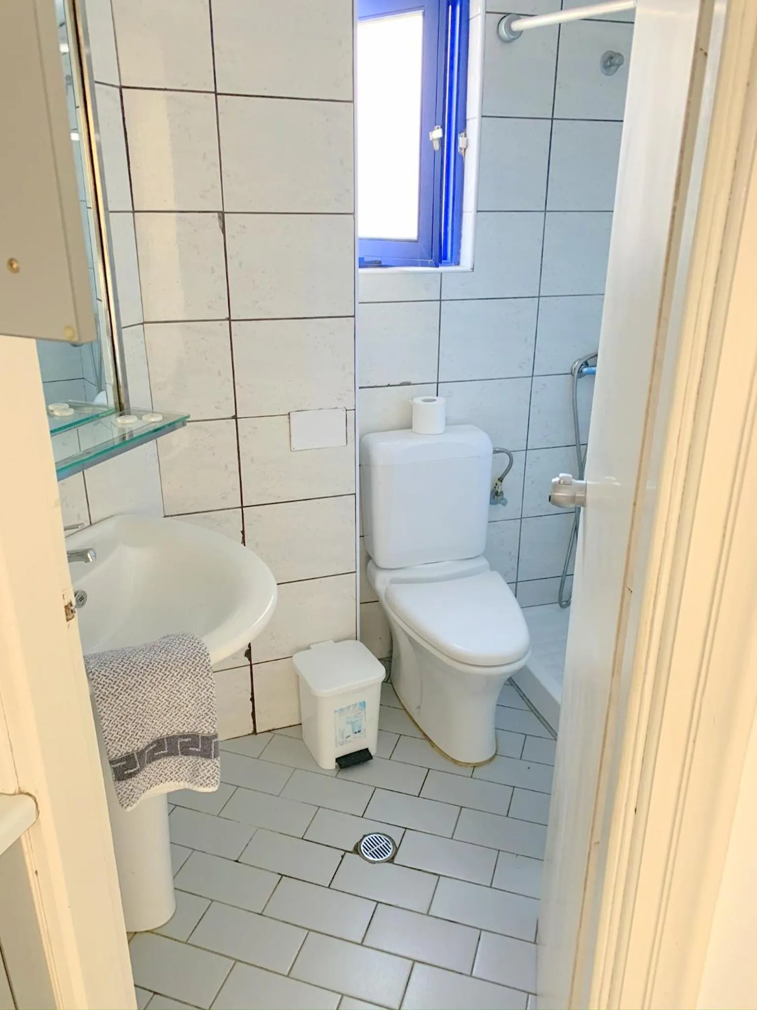 Shower in Kassavetis Center - Hotel Studios & Apartments