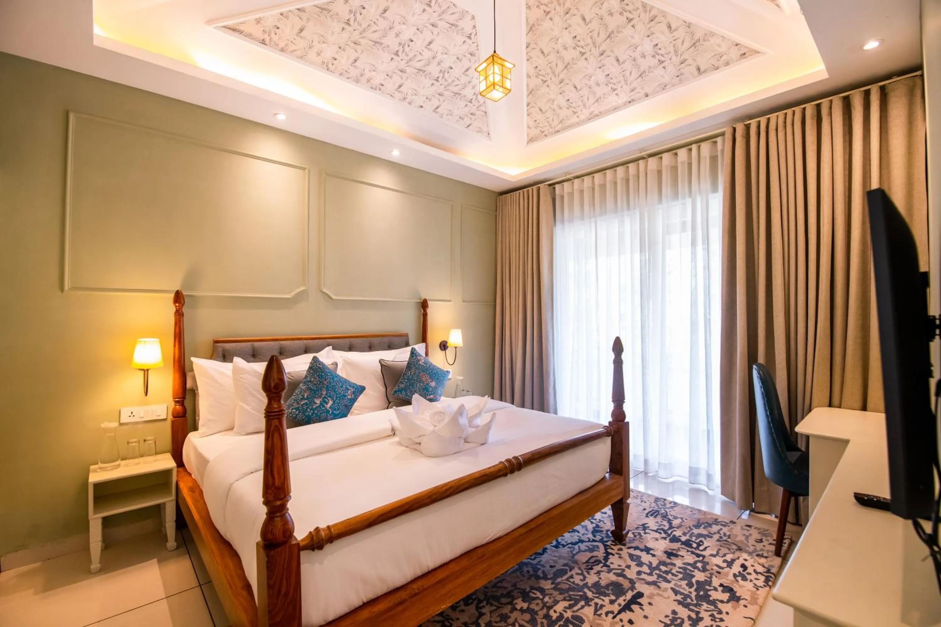 Bed in WelcomHeritage Santa Roza Kasauli