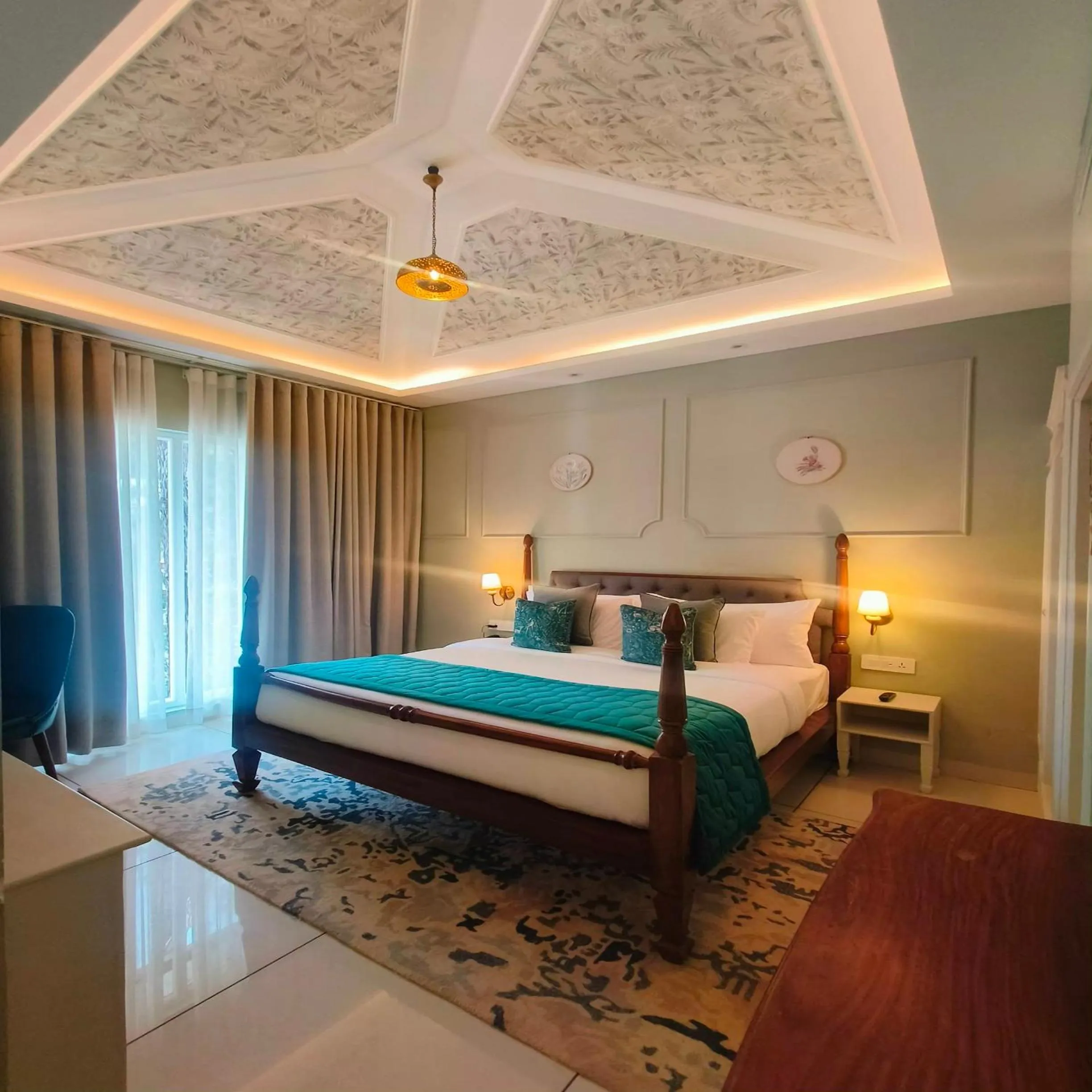 Bed in WelcomHeritage Santa Roza Kasauli