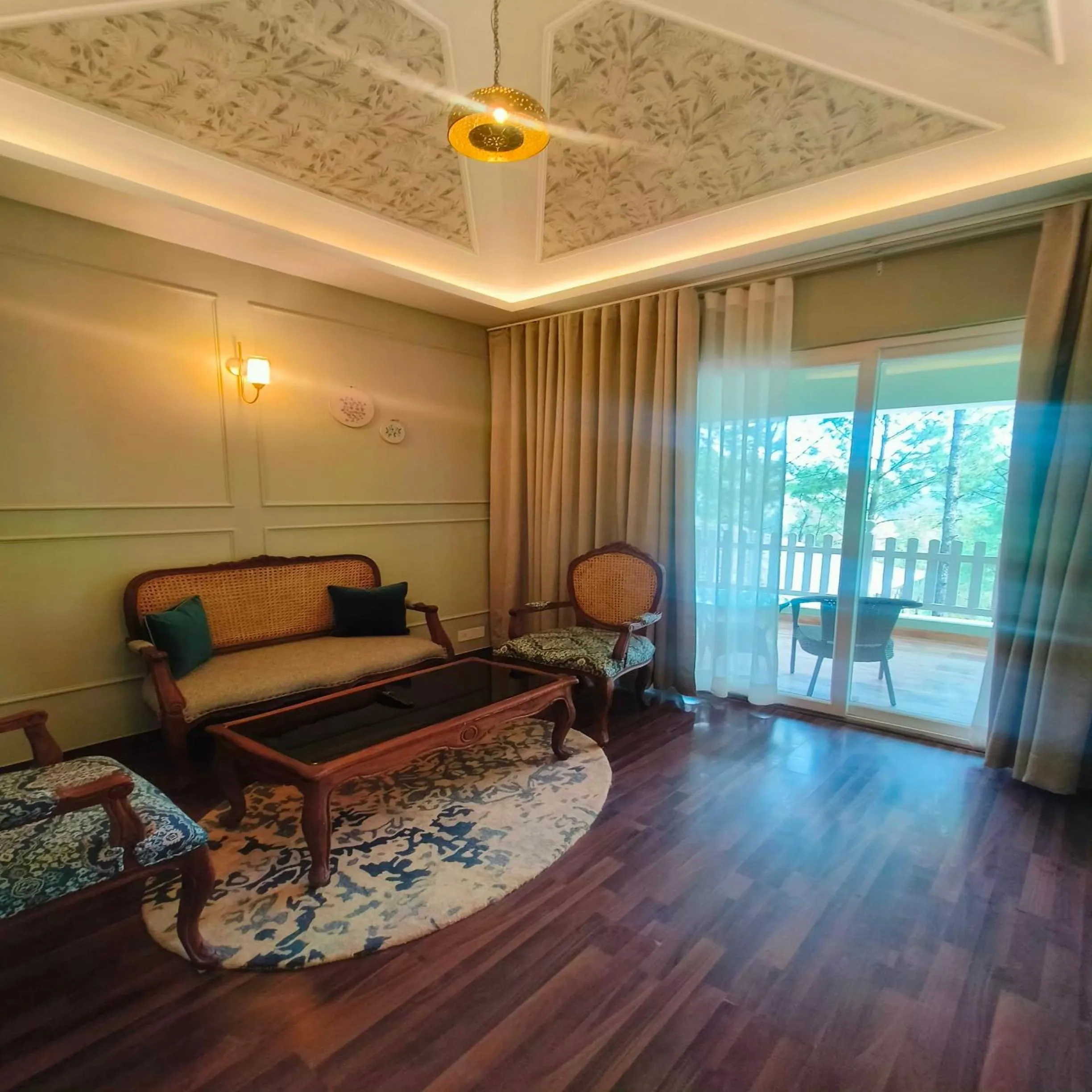 Bed in WelcomHeritage Santa Roza Kasauli