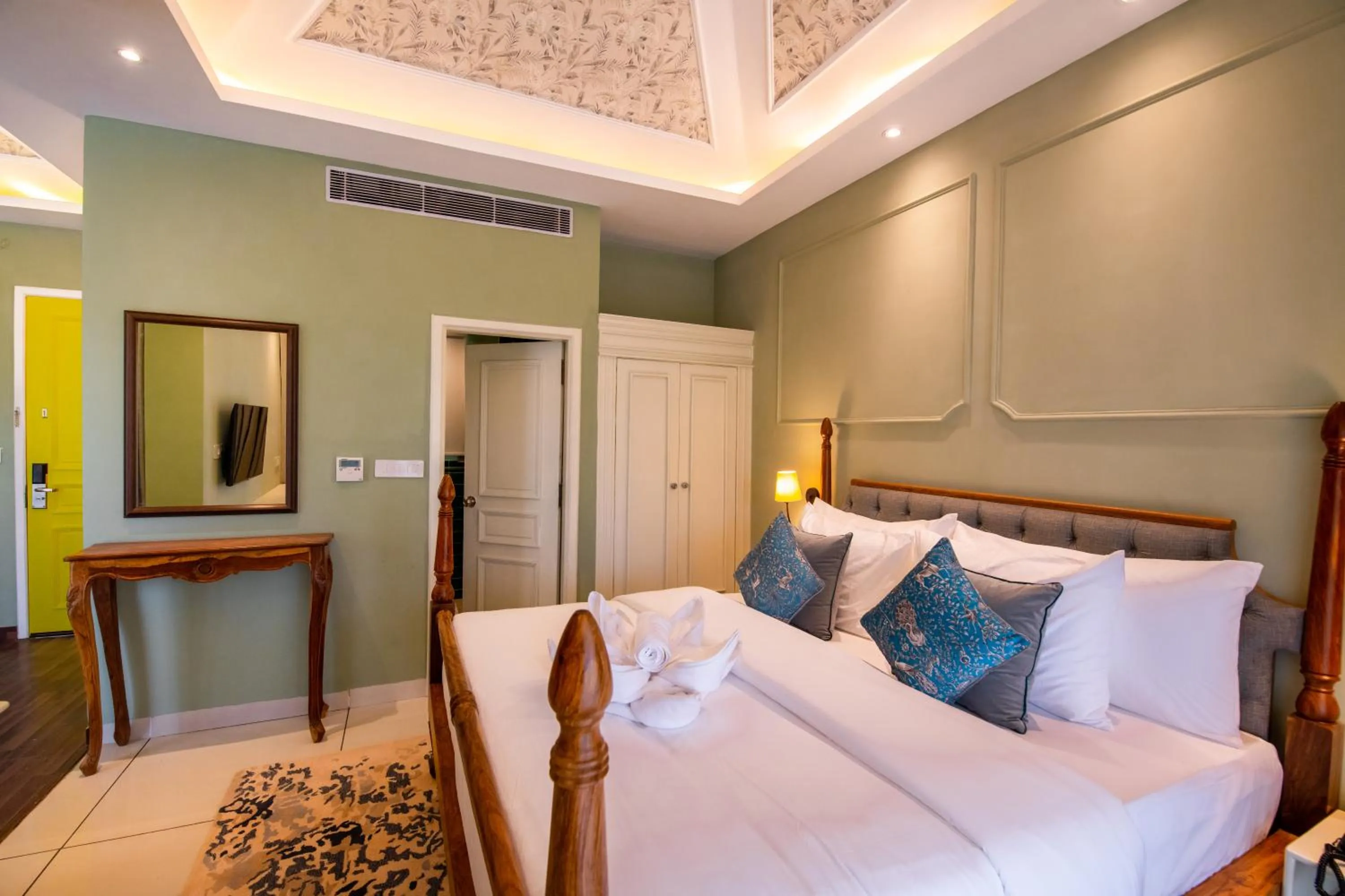 Bed in WelcomHeritage Santa Roza Kasauli