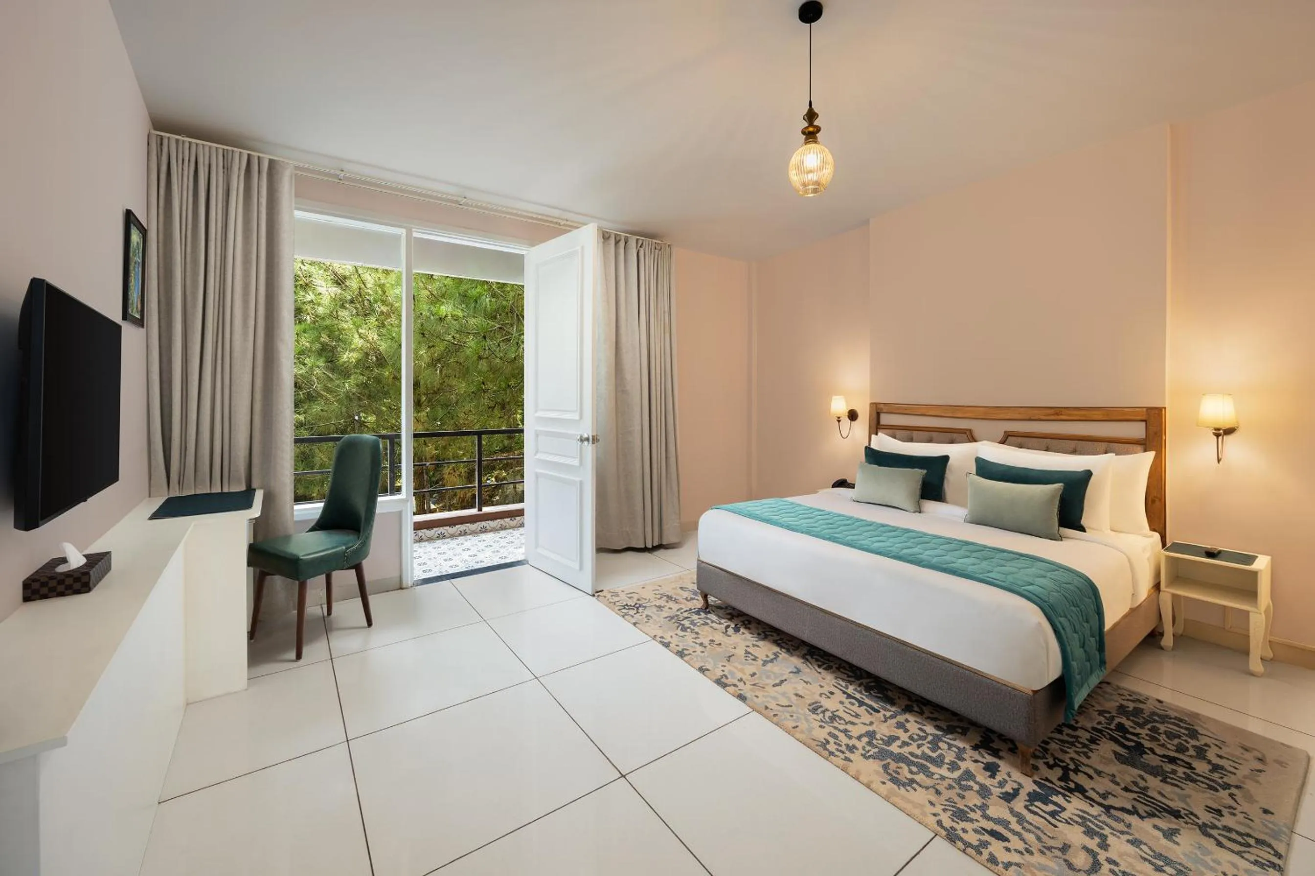 Bed in WelcomHeritage Santa Roza Kasauli