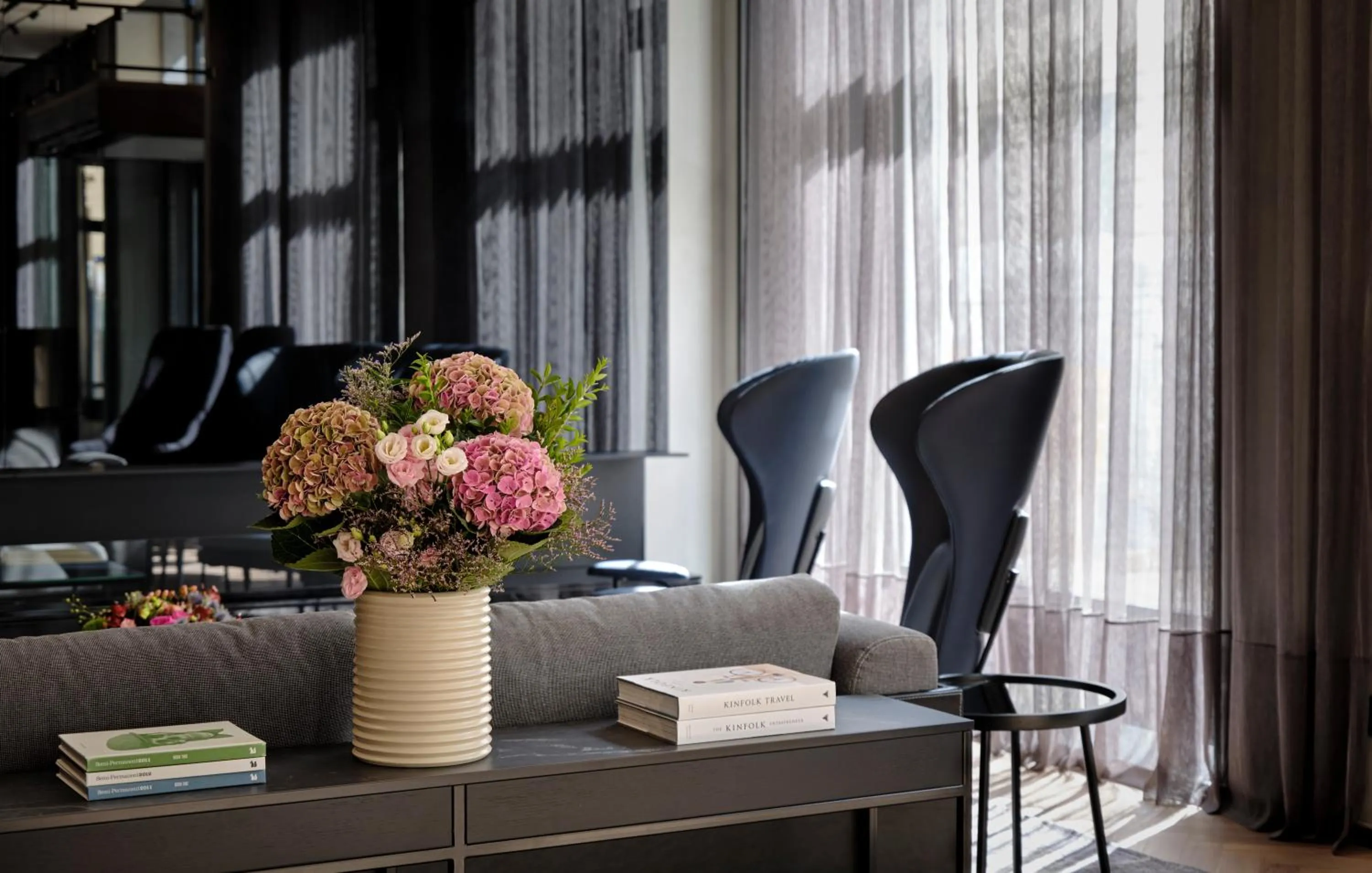 Lounge or bar in art'otel Zagreb, Powered by Radisson Hotels