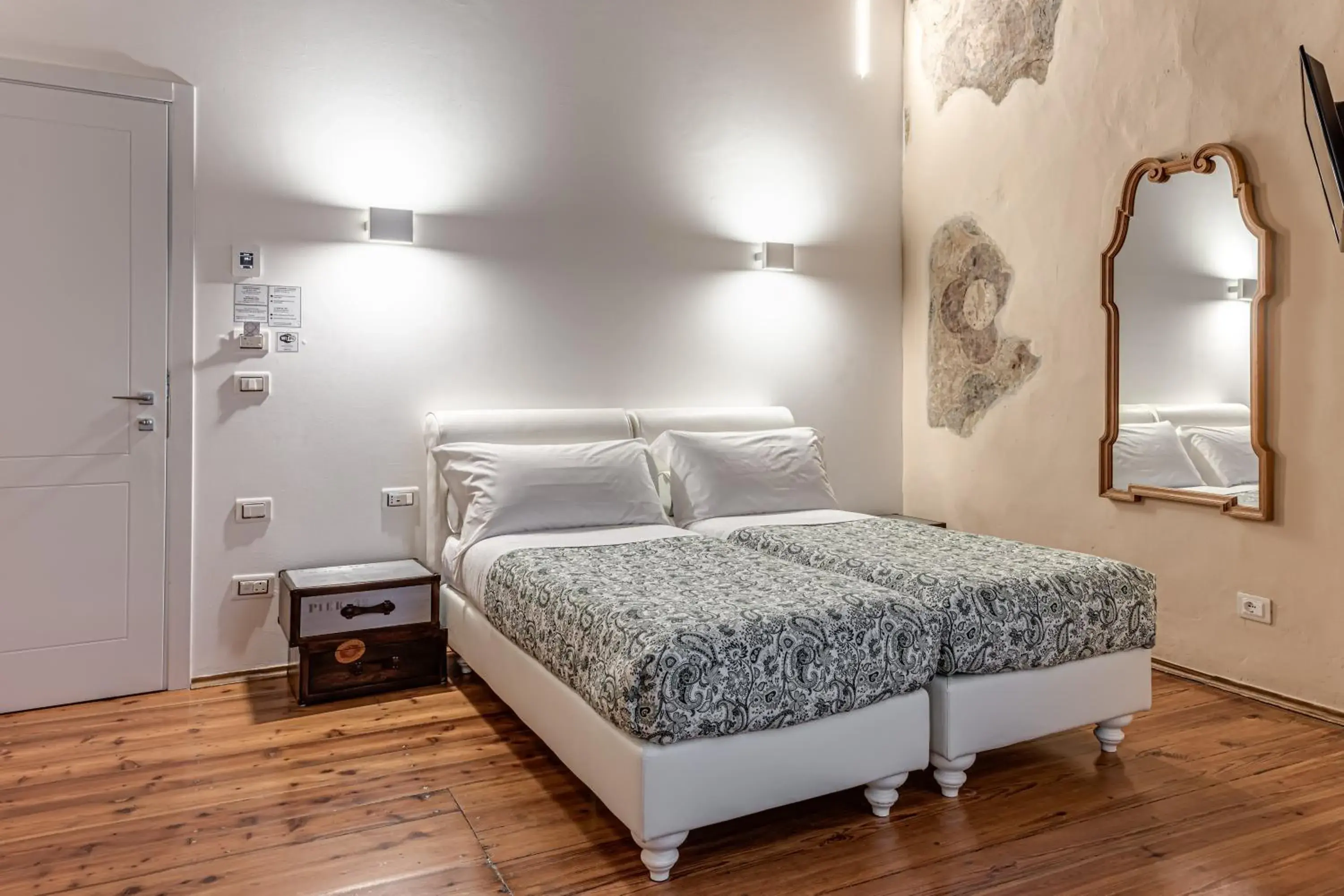 Superior Twin Room in Guicciardini 24 Superior Twin Room in Guicciardini 24