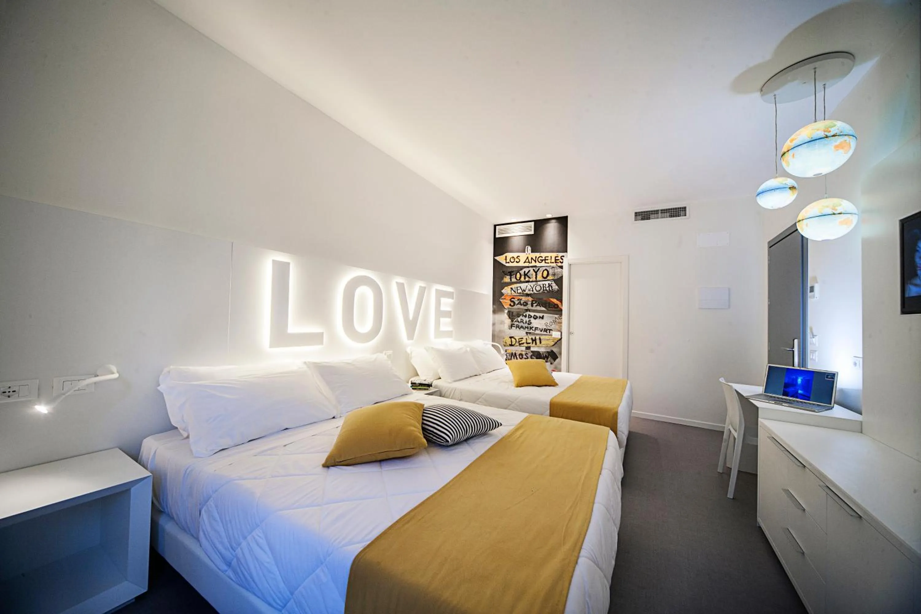 Bed in Love Boat Hotel - The Original