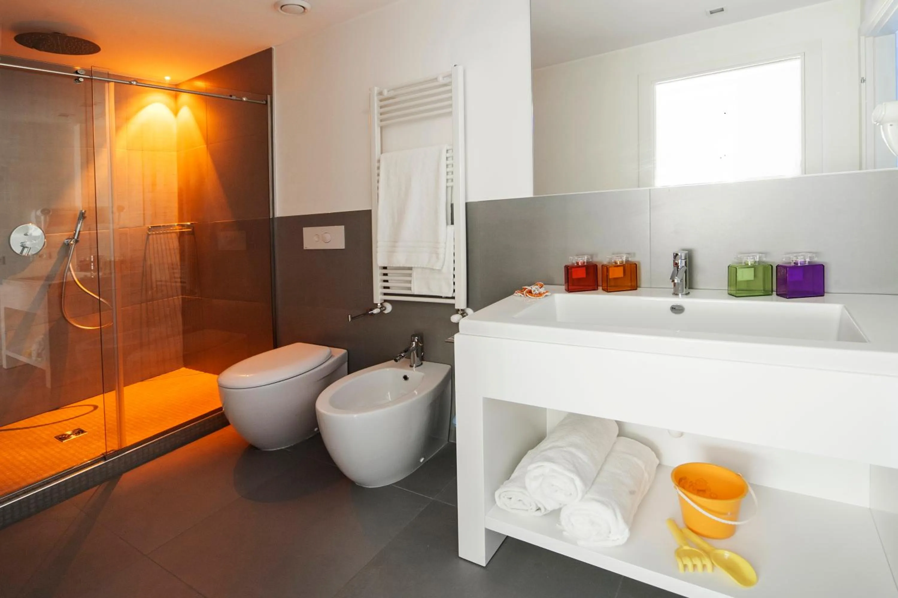 Shower in Love Boat Hotel - The Original