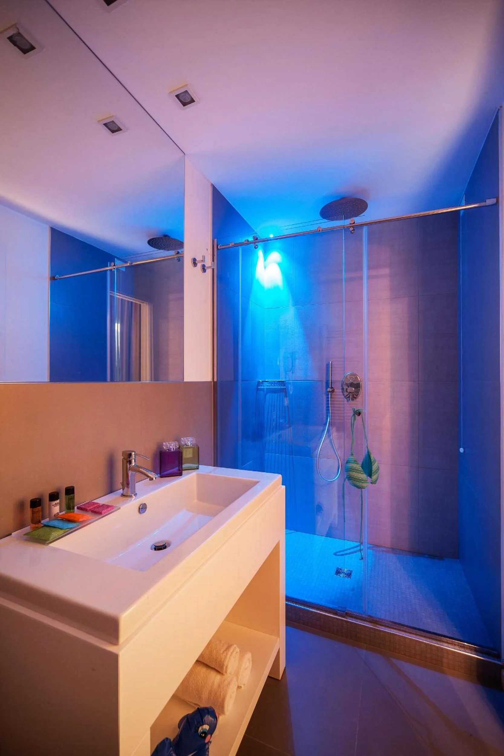 Shower in Love Boat Hotel - The Original