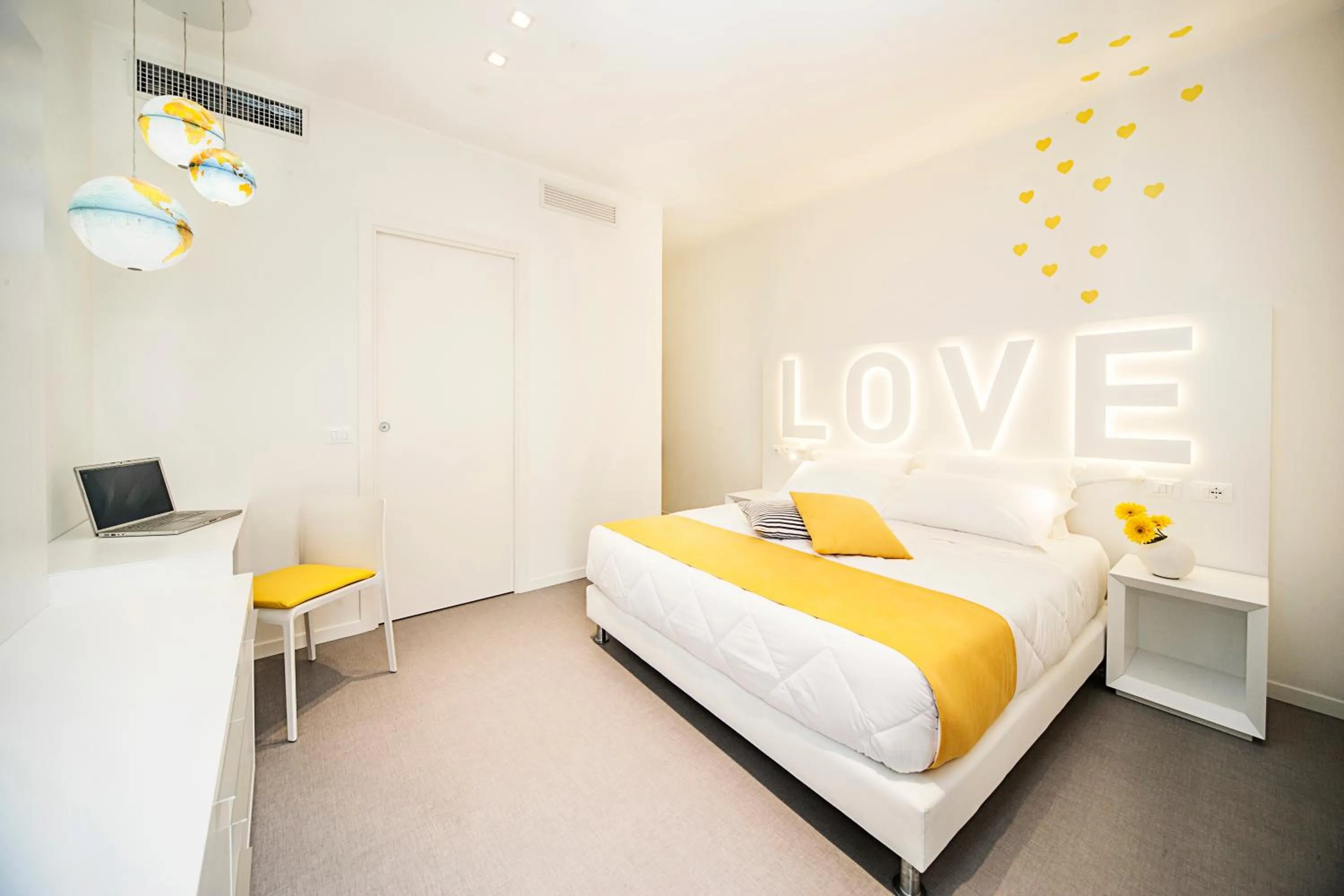 Bed in Love Boat Hotel - The Original