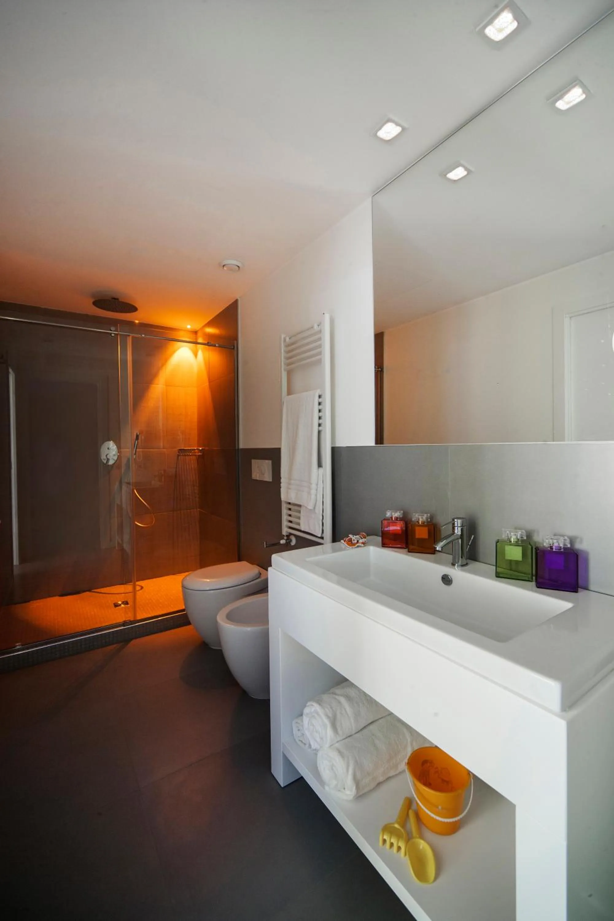 Toilet in Love Boat Hotel - The Original