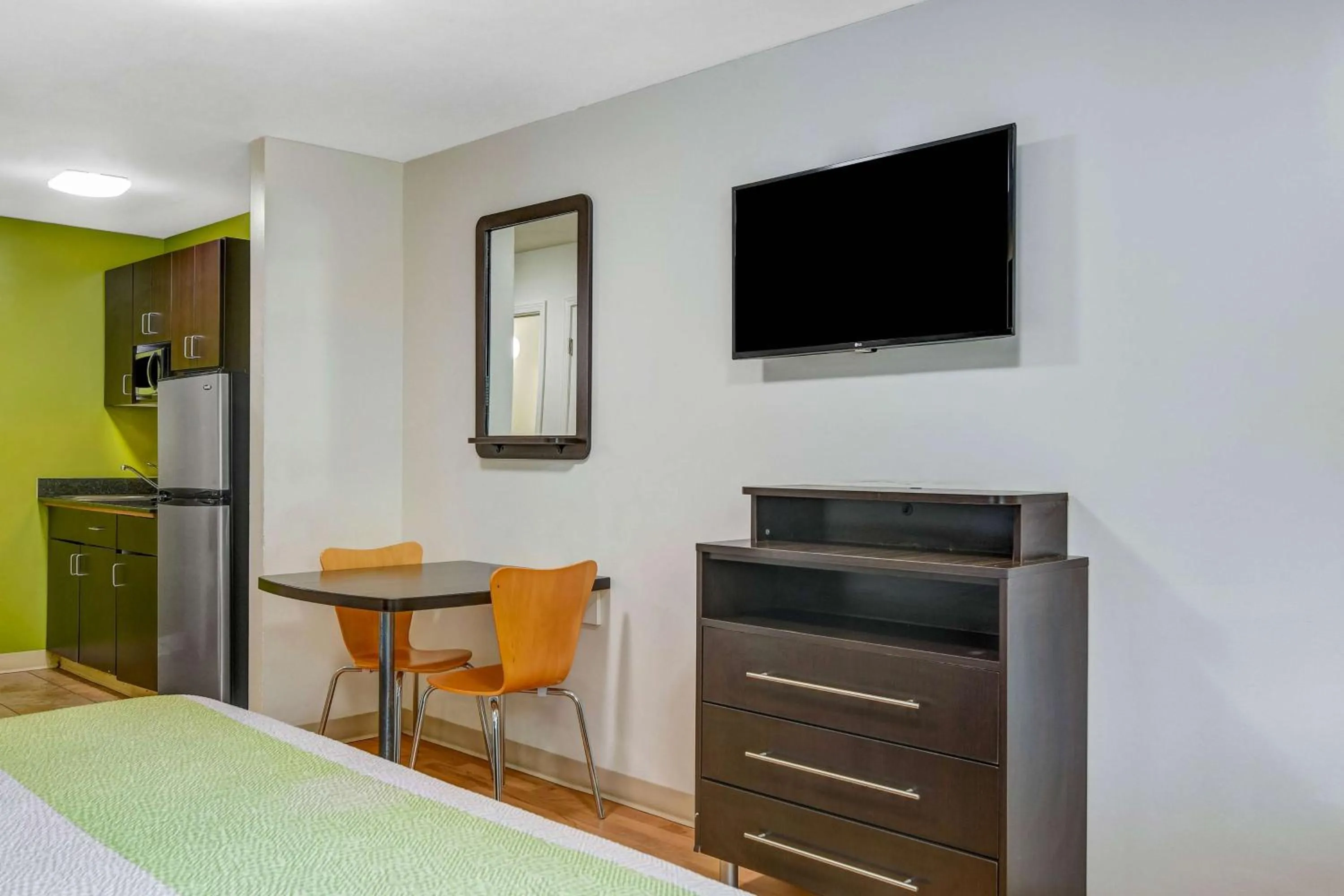 Photo of the whole room in Studio 6-Atlanta, GA - Chamblee