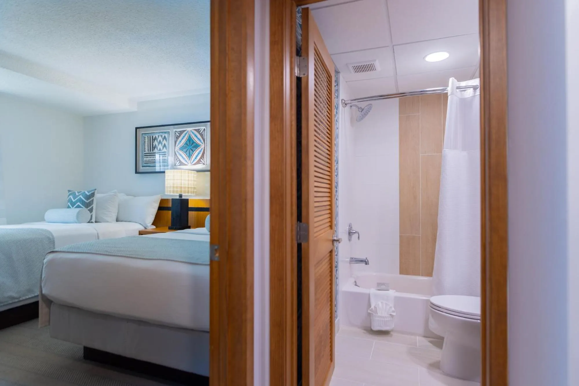 Bathroom, Bed in Mahalo Diamond Beach Resort