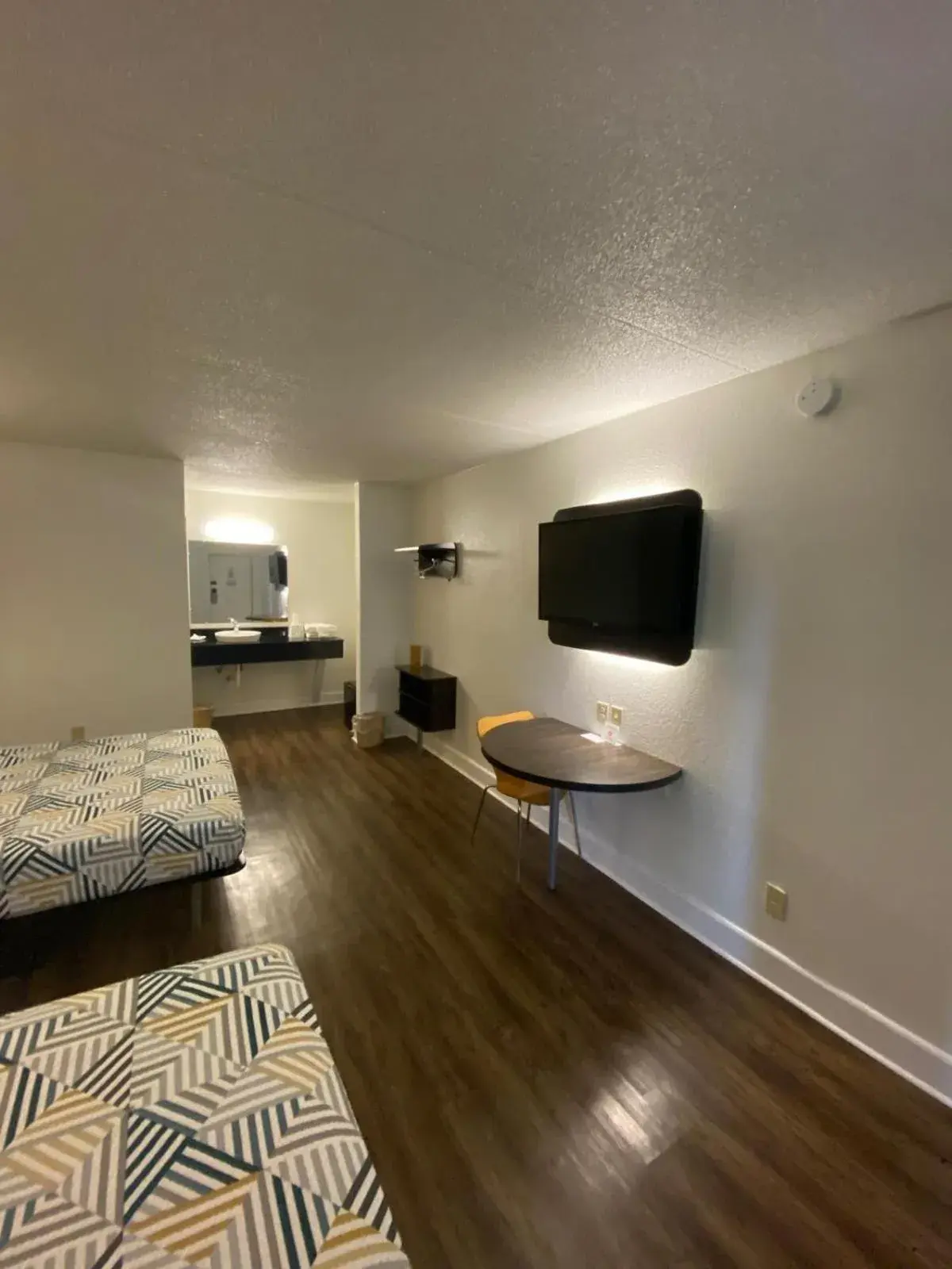 Queen Room with Two Queen Beds - Non-Smoking in Motel 6 Manchester TN Queen Room with Two Queen Beds - Non-Smoking in Motel 6 Manchester TN