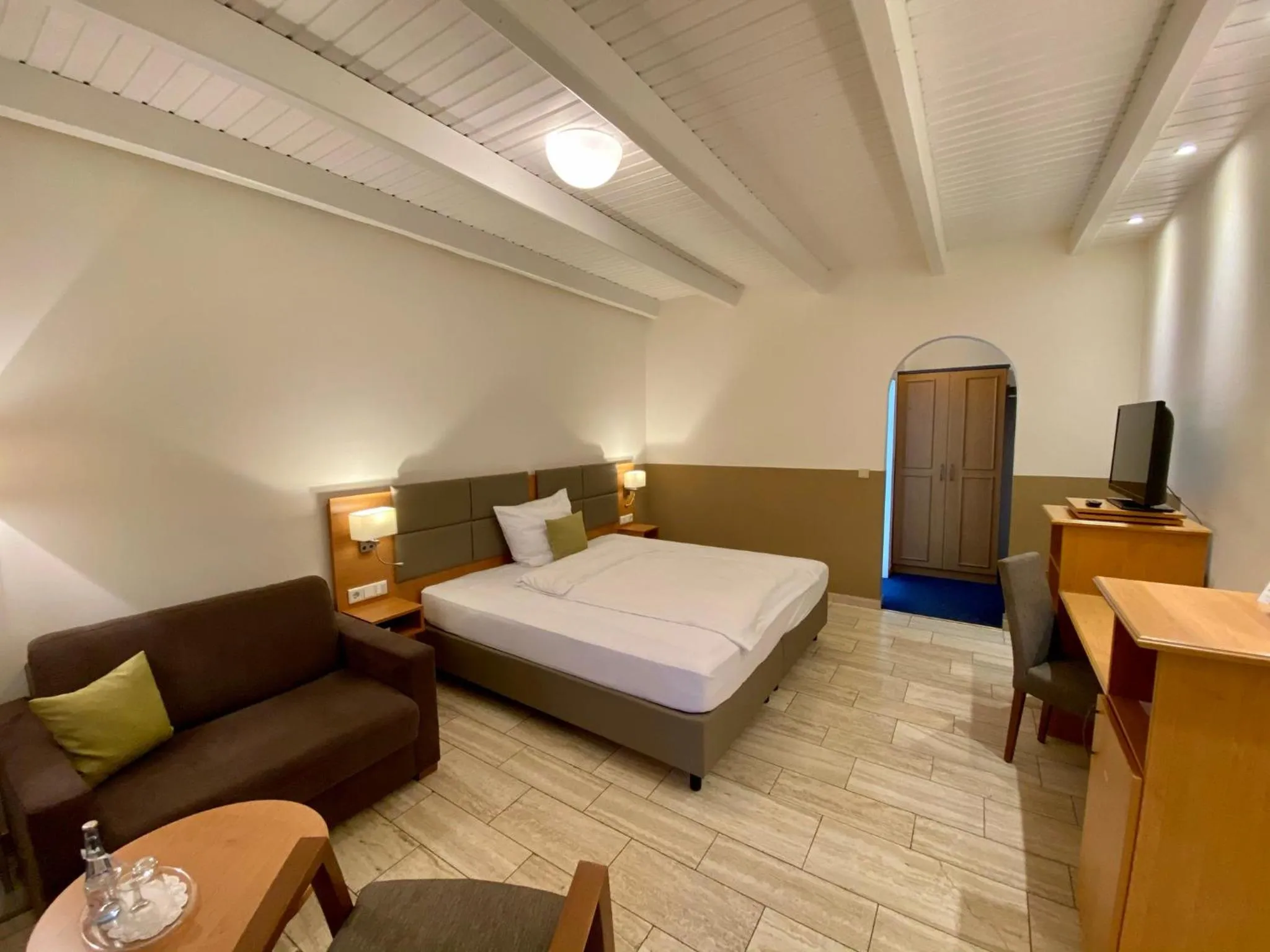 Staff, Bed in Waldhotel zum Bergsee Damme