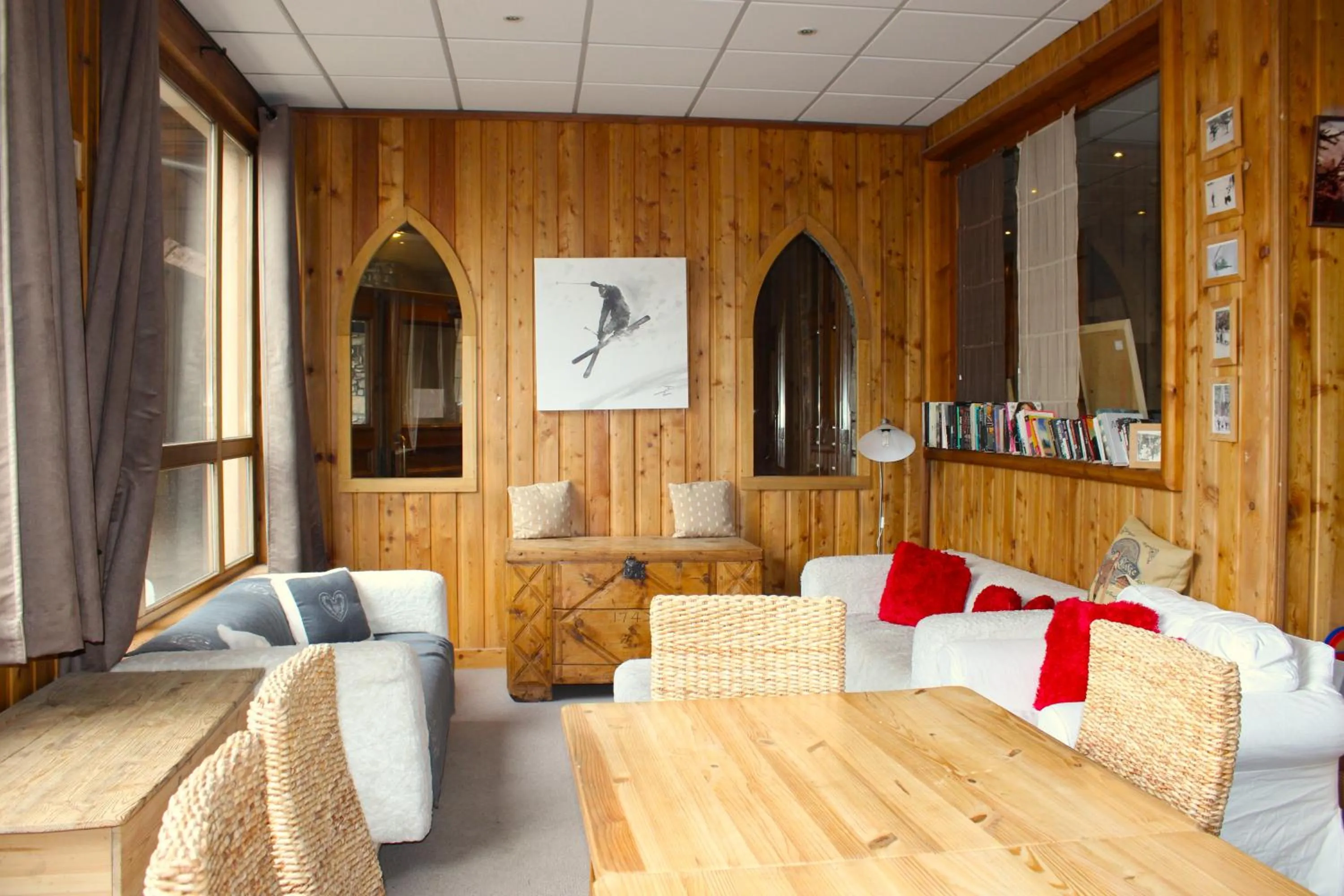 Library in Résidence Alpina Lodge by Valdiski