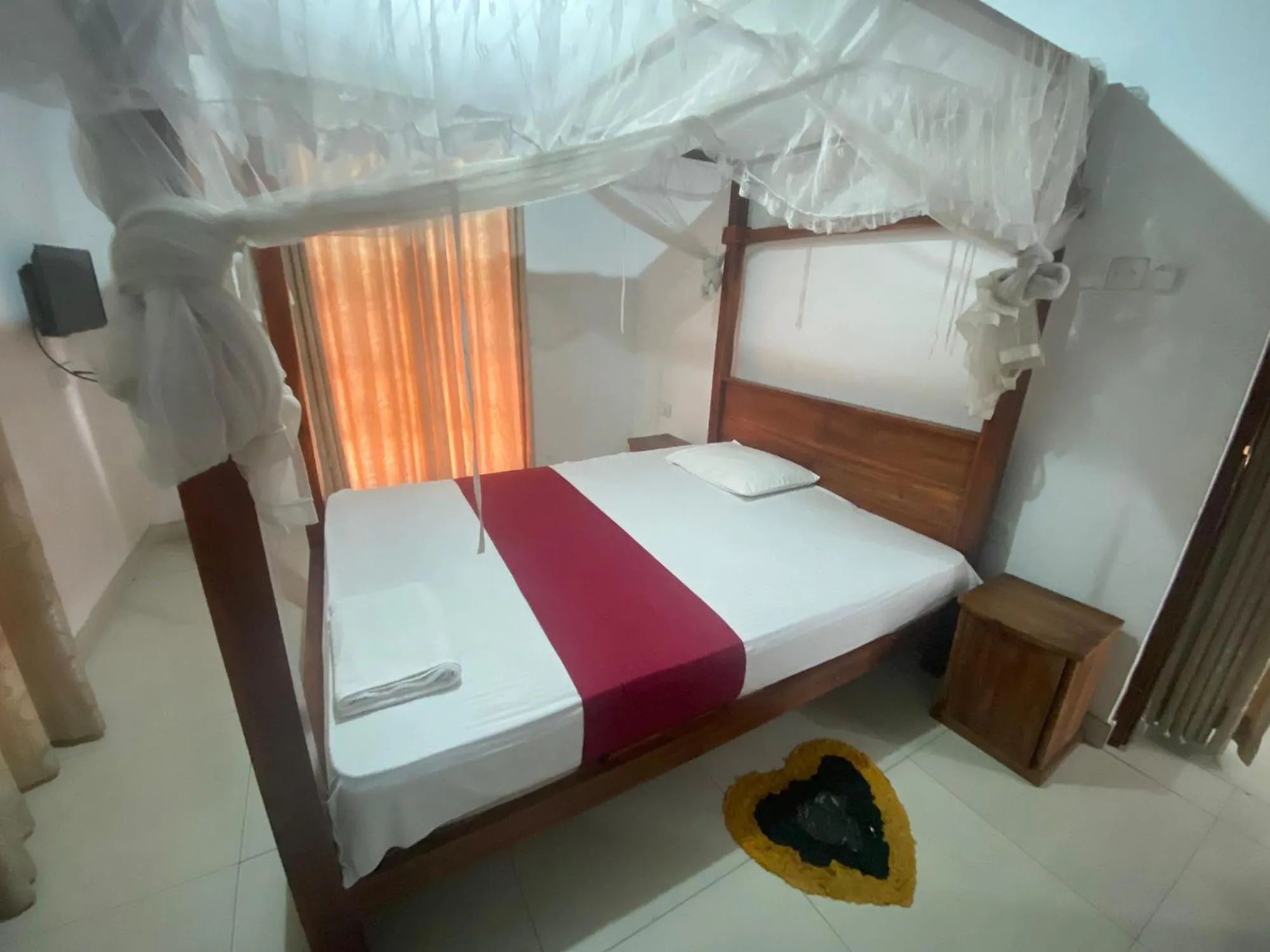 Photo of the whole room, Bed in The Kandy Mount Layathraa