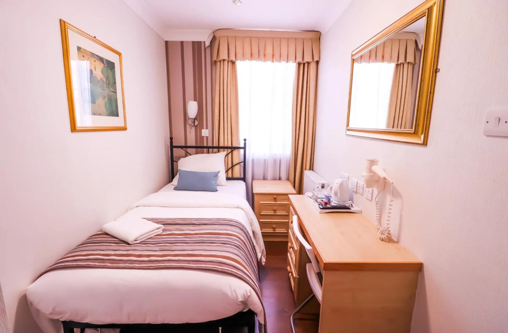 Bed in Fairway Hotel