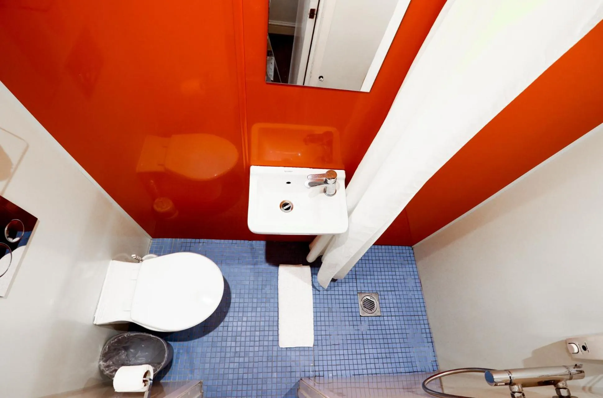 Shower in Fairway Hotel