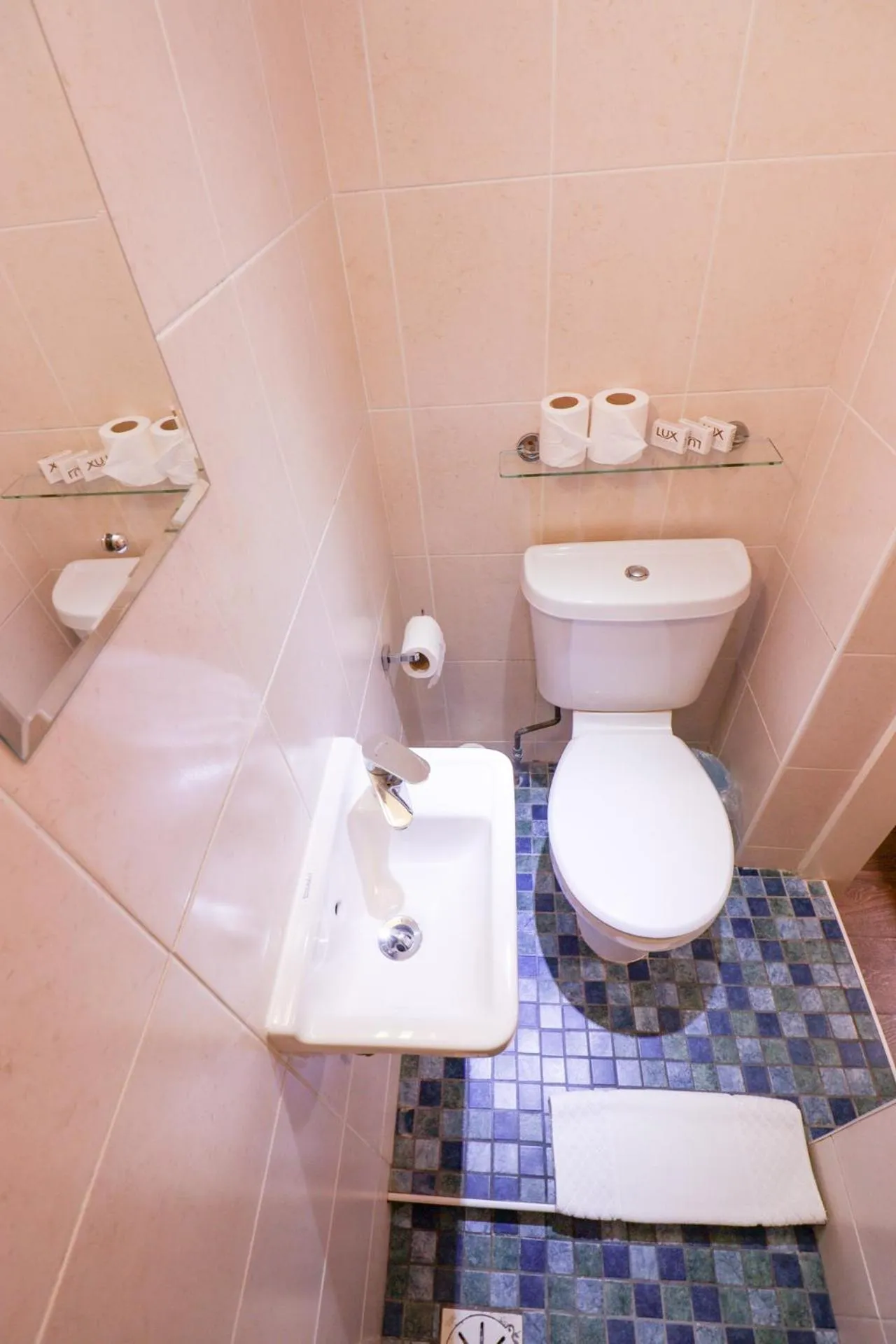 Shower in Fairway Hotel